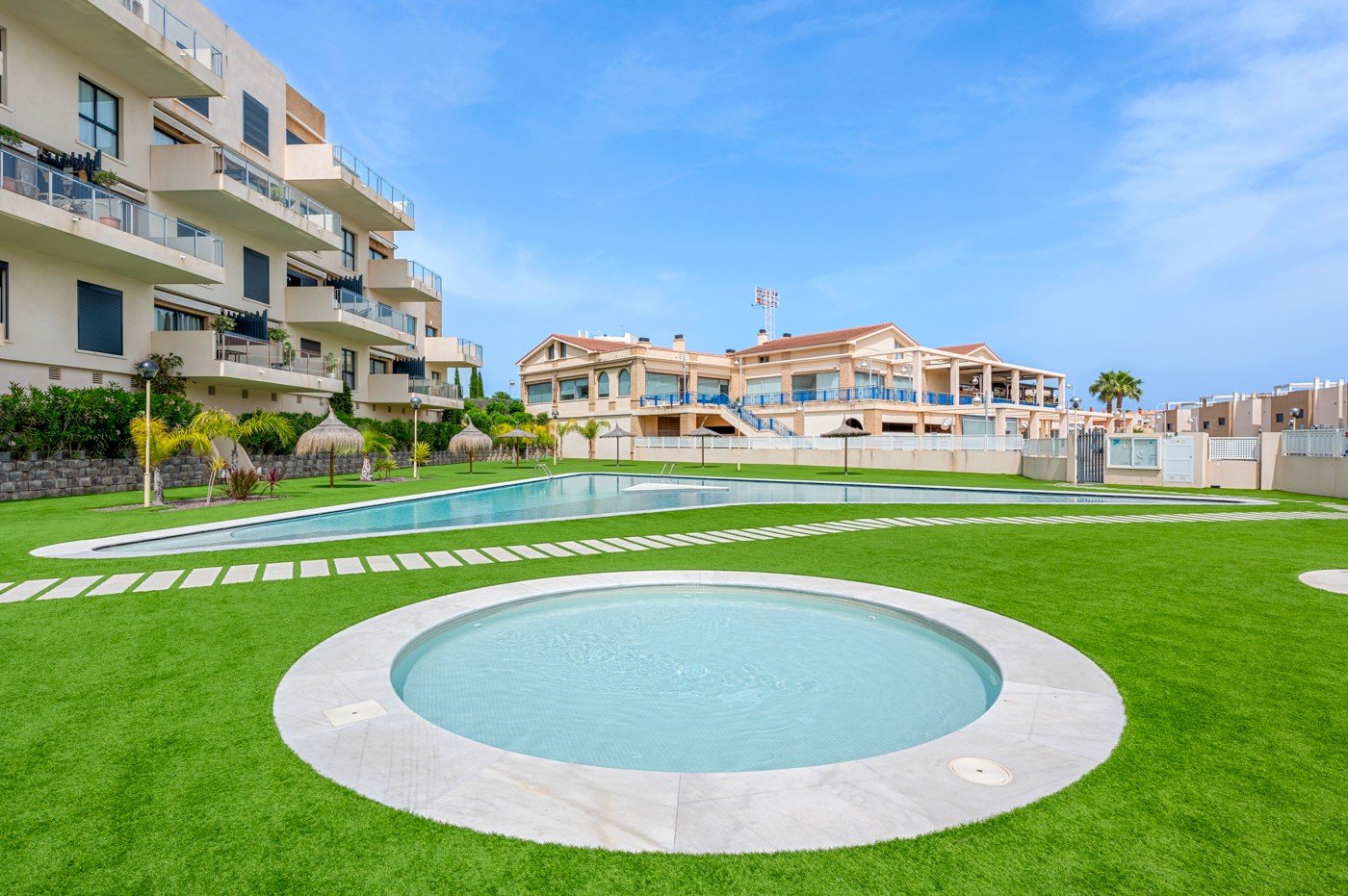 In der beliebten Gegend von La Zenia befindet sich dieses helle Apartment im exklusiven Residencial Sabrina, einer gepflegten Wohnanlage mit Gemeinsc