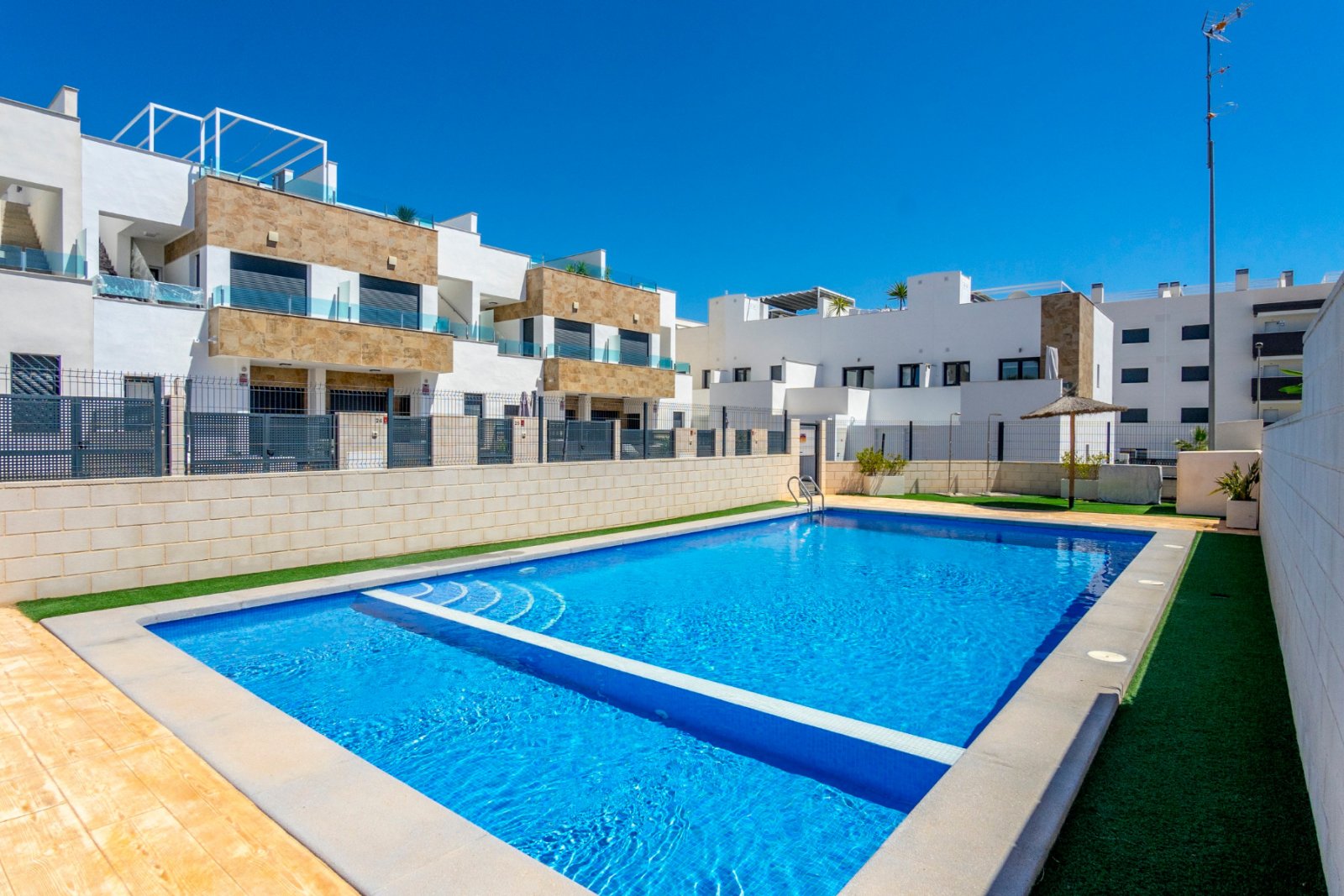 In der begehrten Gegend von Villamartín gelegen, bietet dieses wunderschön präsentierte Triplex-Haus eine außergewöhnliche Kombination aus modernem D