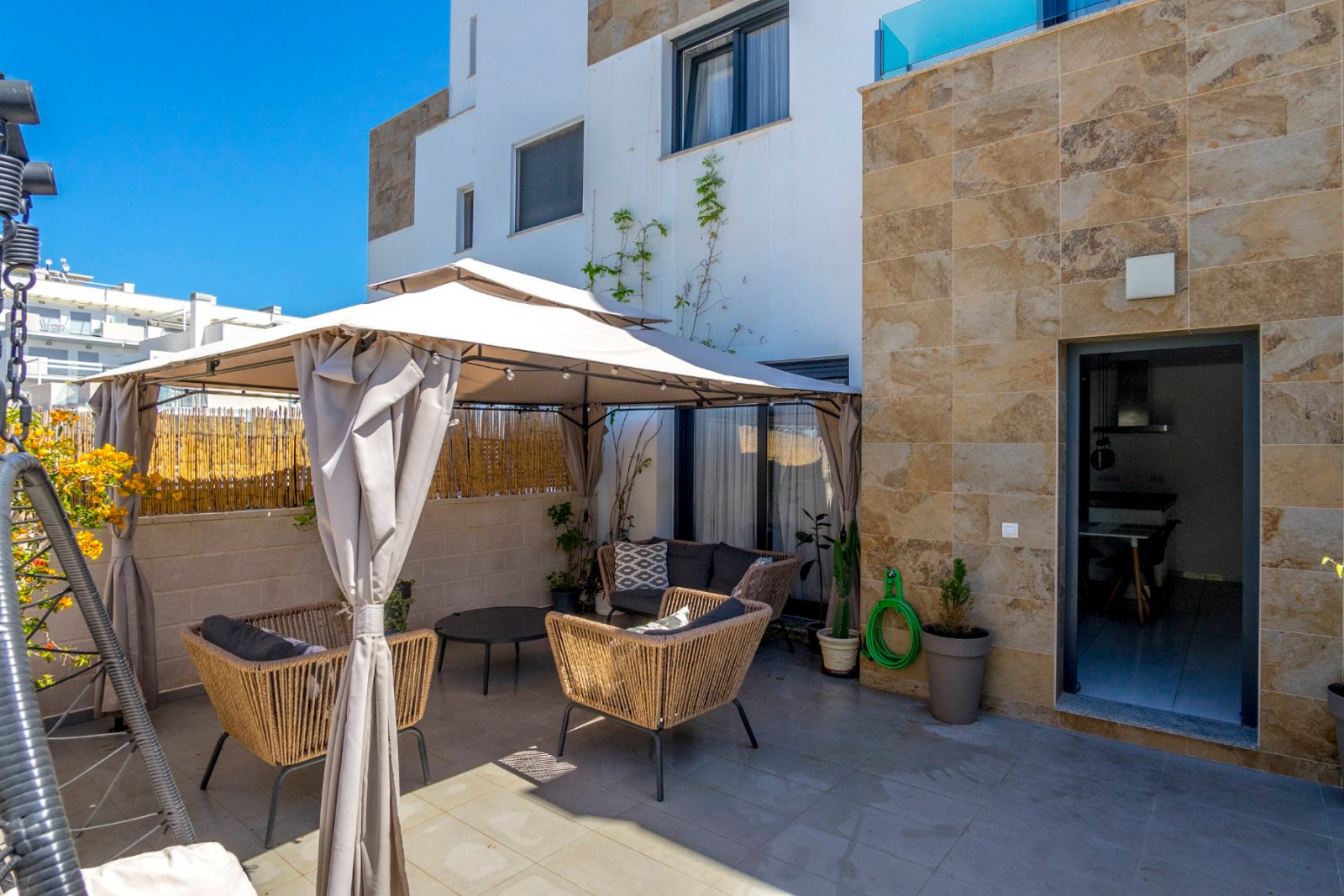 In der begehrten Gegend von Villamartín gelegen, bietet dieses wunderschön präsentierte Triplex-Haus eine außergewöhnliche Kombination aus modernem D