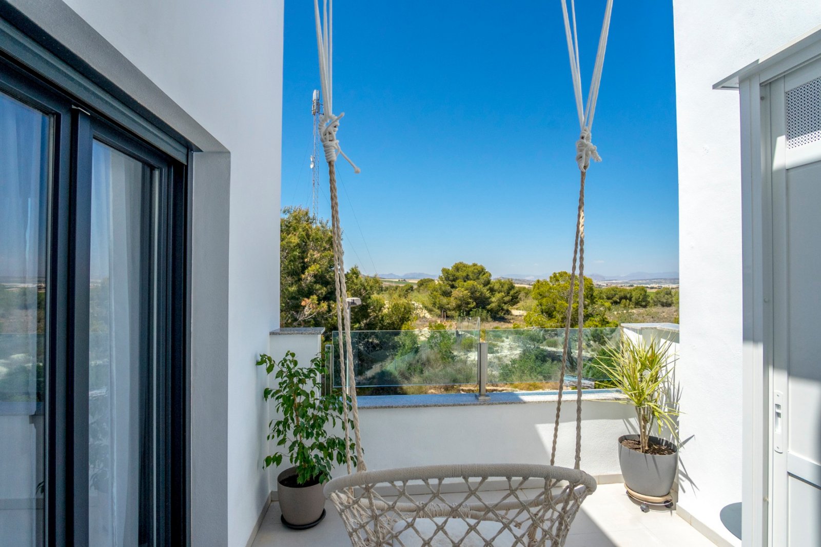 In der begehrten Gegend von Villamartín gelegen, bietet dieses wunderschön präsentierte Triplex-Haus eine außergewöhnliche Kombination aus modernem D