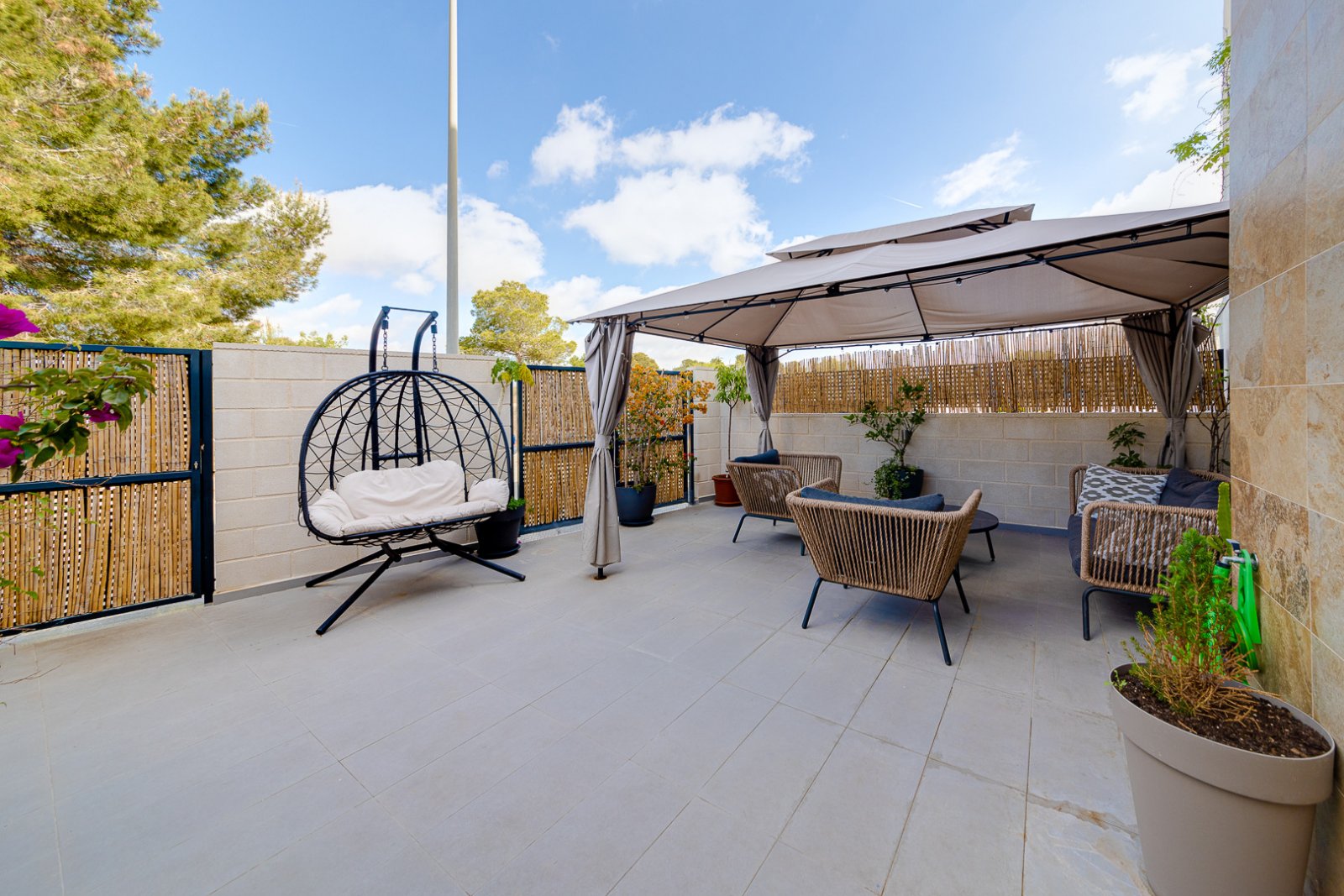 In der begehrten Gegend von Villamartín gelegen, bietet dieses wunderschön präsentierte Triplex-Haus eine außergewöhnliche Kombination aus modernem D