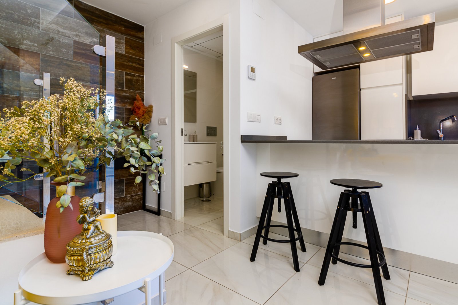 In der begehrten Gegend von Villamartín gelegen, bietet dieses wunderschön präsentierte Triplex-Haus eine außergewöhnliche Kombination aus modernem D