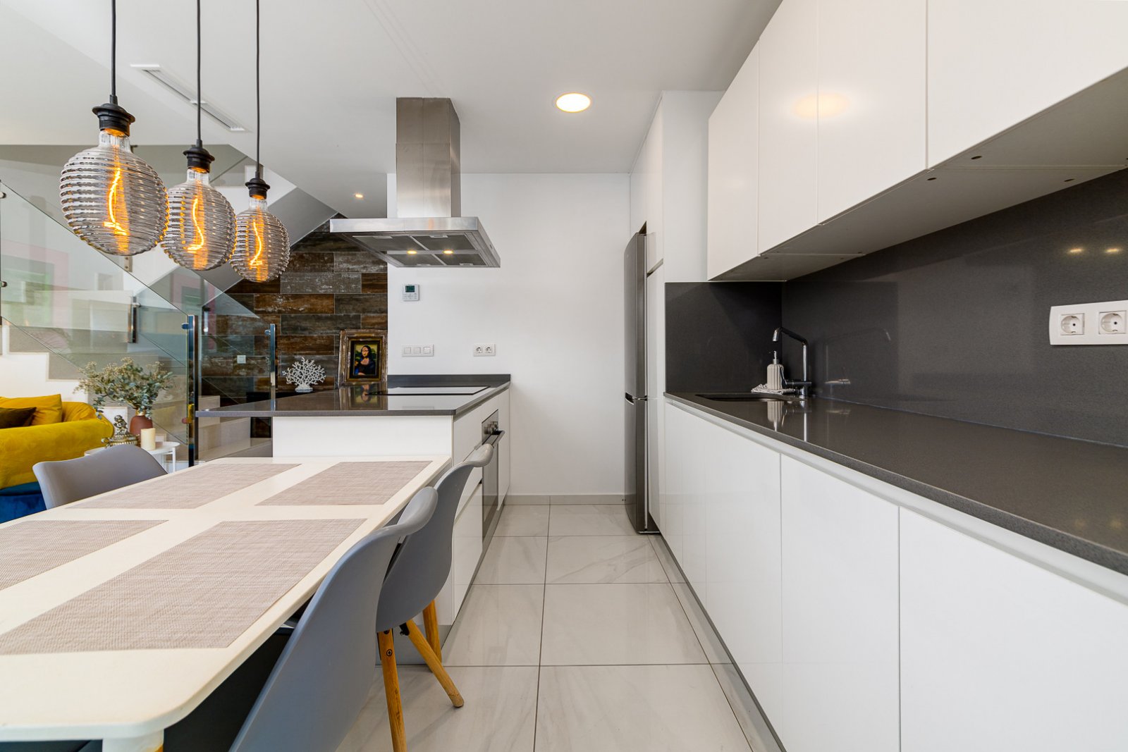 In der begehrten Gegend von Villamartín gelegen, bietet dieses wunderschön präsentierte Triplex-Haus eine außergewöhnliche Kombination aus modernem D