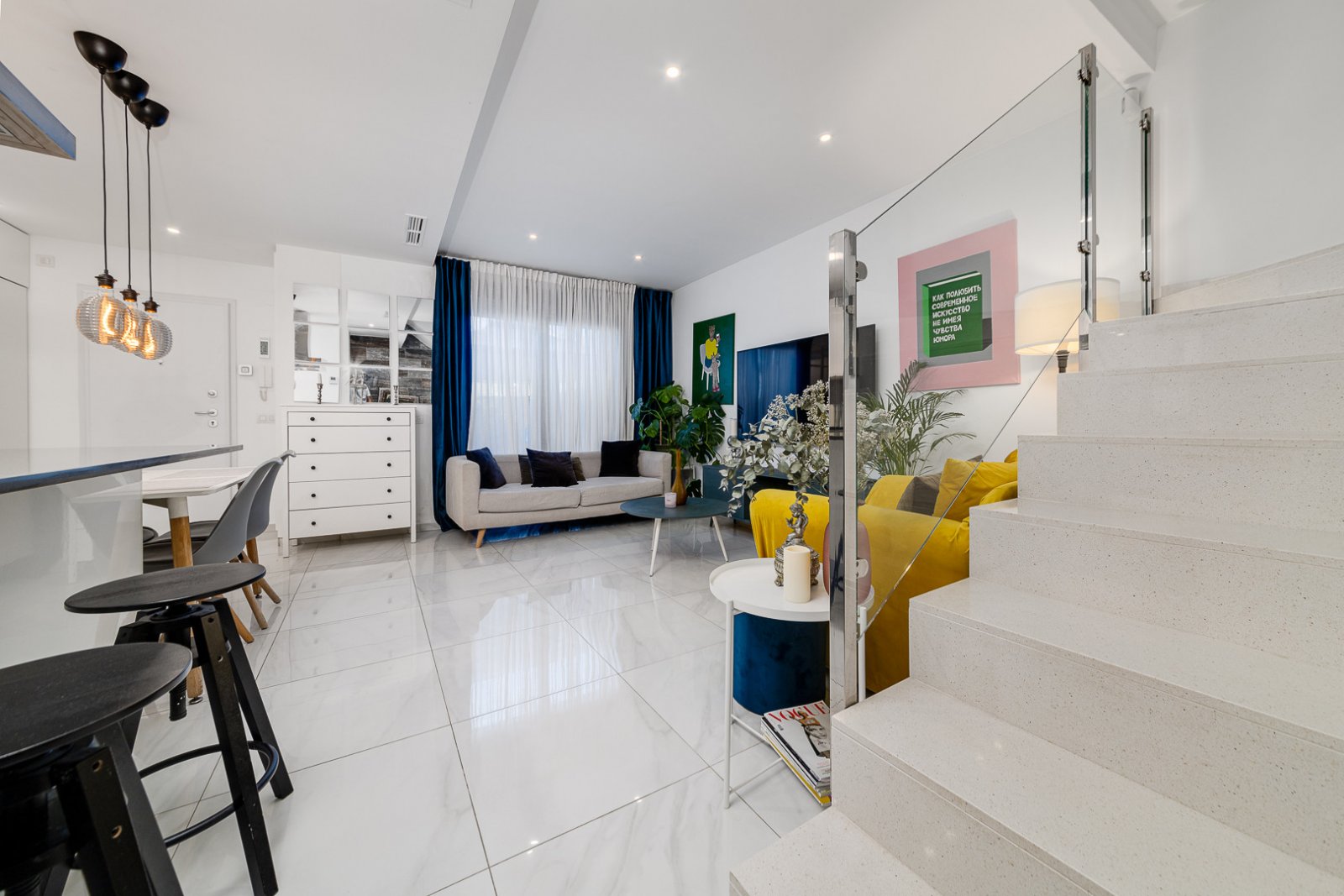 In der begehrten Gegend von Villamartín gelegen, bietet dieses wunderschön präsentierte Triplex-Haus eine außergewöhnliche Kombination aus modernem D