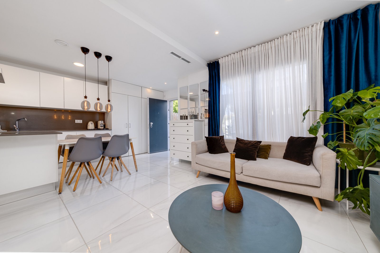 In der begehrten Gegend von Villamartín gelegen, bietet dieses wunderschön präsentierte Triplex-Haus eine außergewöhnliche Kombination aus modernem D
