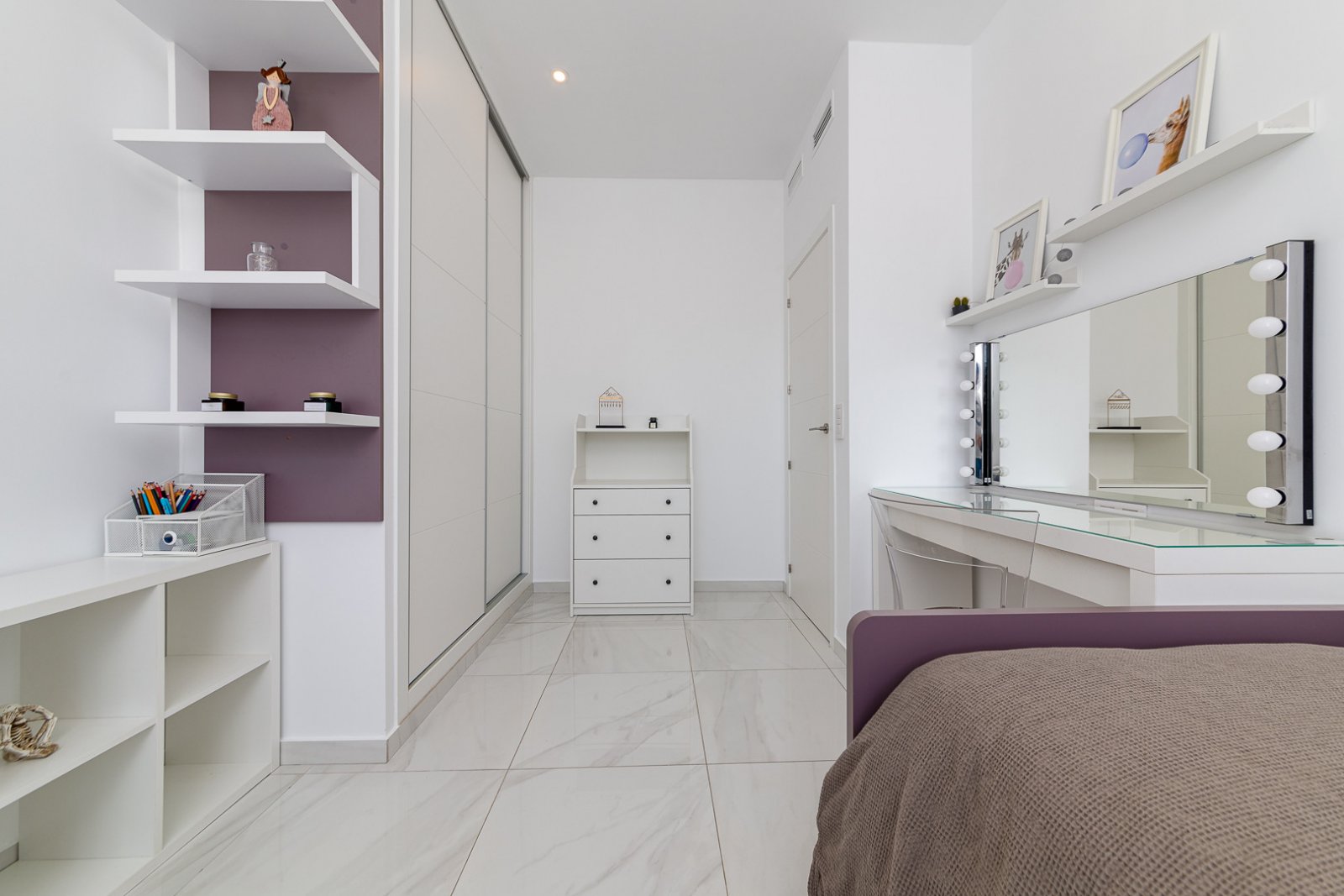 In der begehrten Gegend von Villamartín gelegen, bietet dieses wunderschön präsentierte Triplex-Haus eine außergewöhnliche Kombination aus modernem D