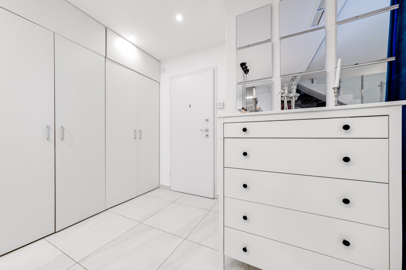 In der begehrten Gegend von Villamartín gelegen, bietet dieses wunderschön präsentierte Triplex-Haus eine außergewöhnliche Kombination aus modernem D