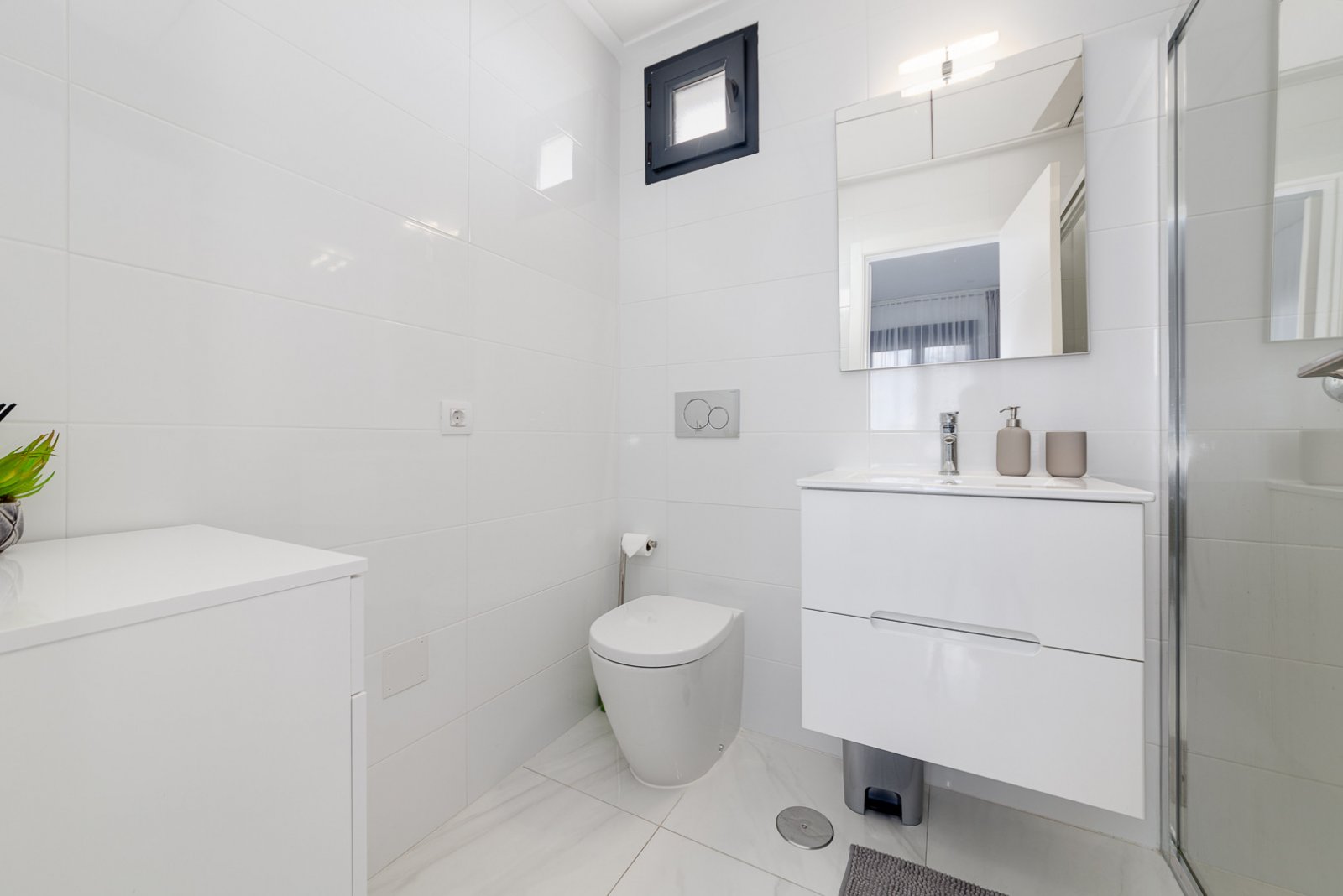 In der begehrten Gegend von Villamartín gelegen, bietet dieses wunderschön präsentierte Triplex-Haus eine außergewöhnliche Kombination aus modernem D