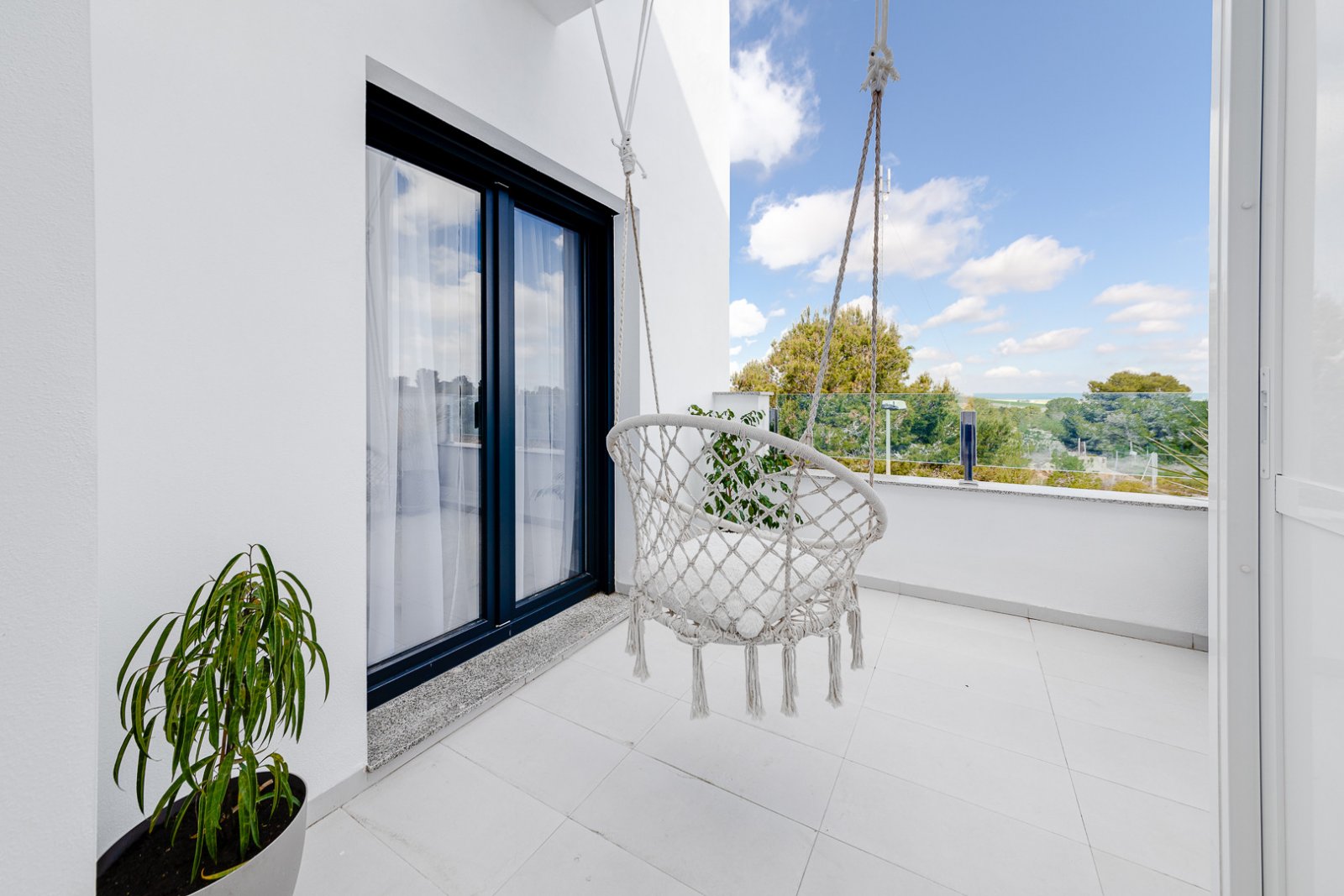 In der begehrten Gegend von Villamartín gelegen, bietet dieses wunderschön präsentierte Triplex-Haus eine außergewöhnliche Kombination aus modernem D