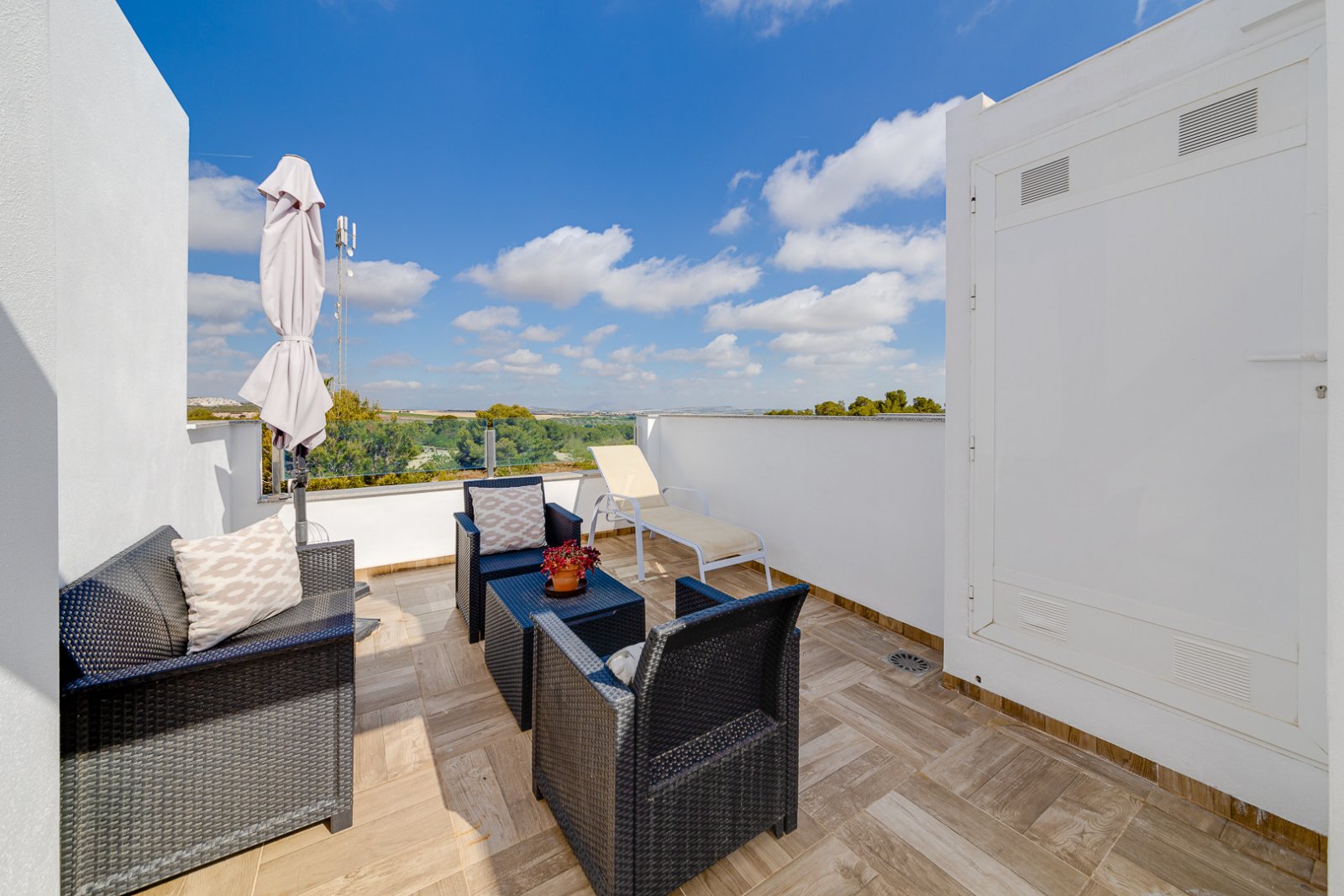 In der begehrten Gegend von Villamartín gelegen, bietet dieses wunderschön präsentierte Triplex-Haus eine außergewöhnliche Kombination aus modernem D