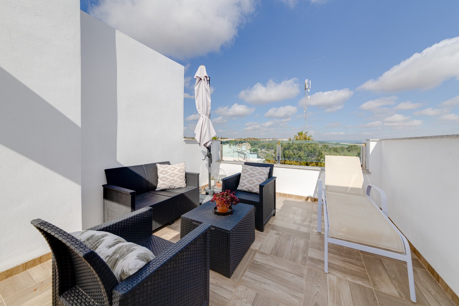 In der begehrten Gegend von Villamartín gelegen, bietet dieses wunderschön präsentierte Triplex-Haus eine außergewöhnliche Kombination aus modernem D