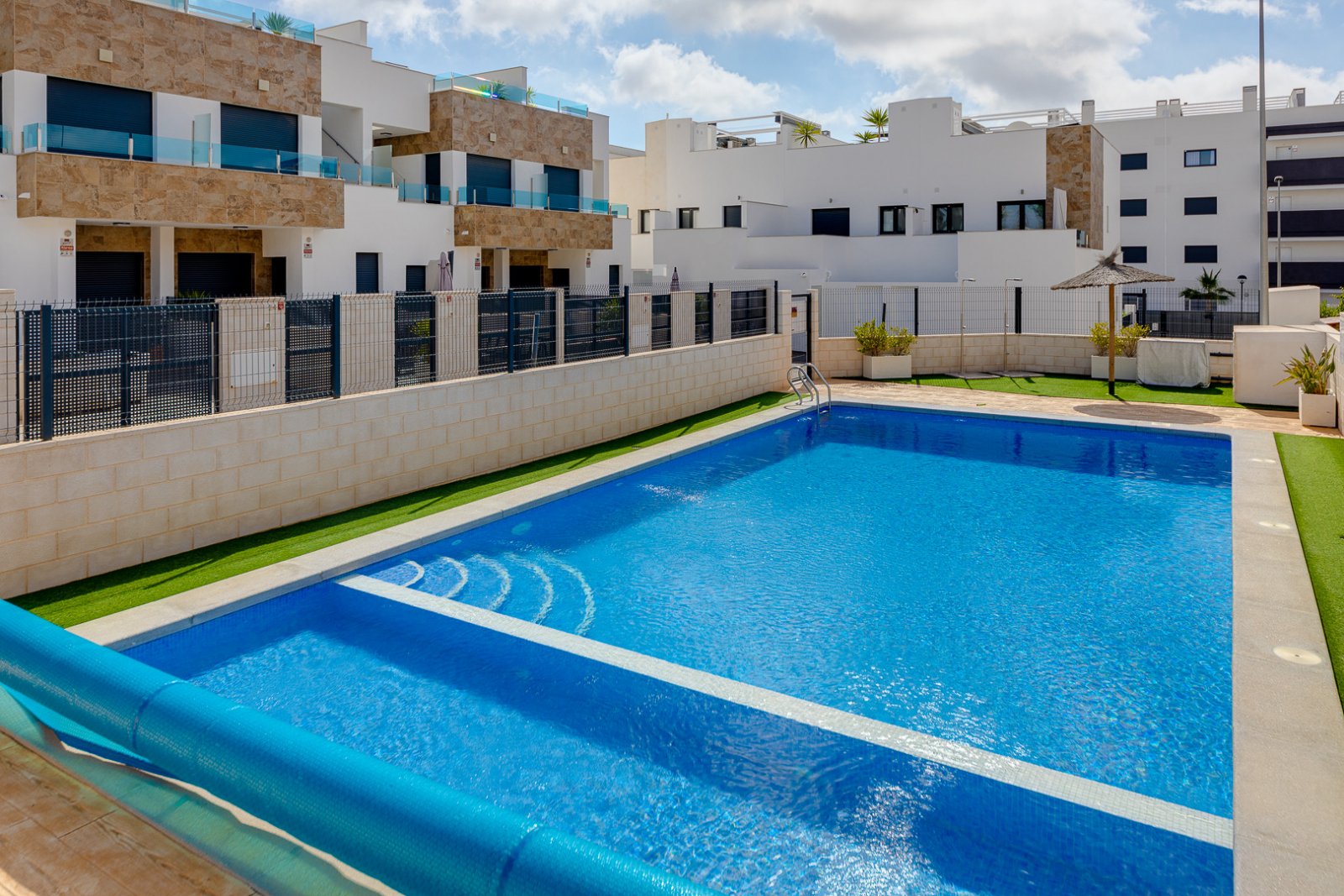 In der begehrten Gegend von Villamartín gelegen, bietet dieses wunderschön präsentierte Triplex-Haus eine außergewöhnliche Kombination aus modernem D