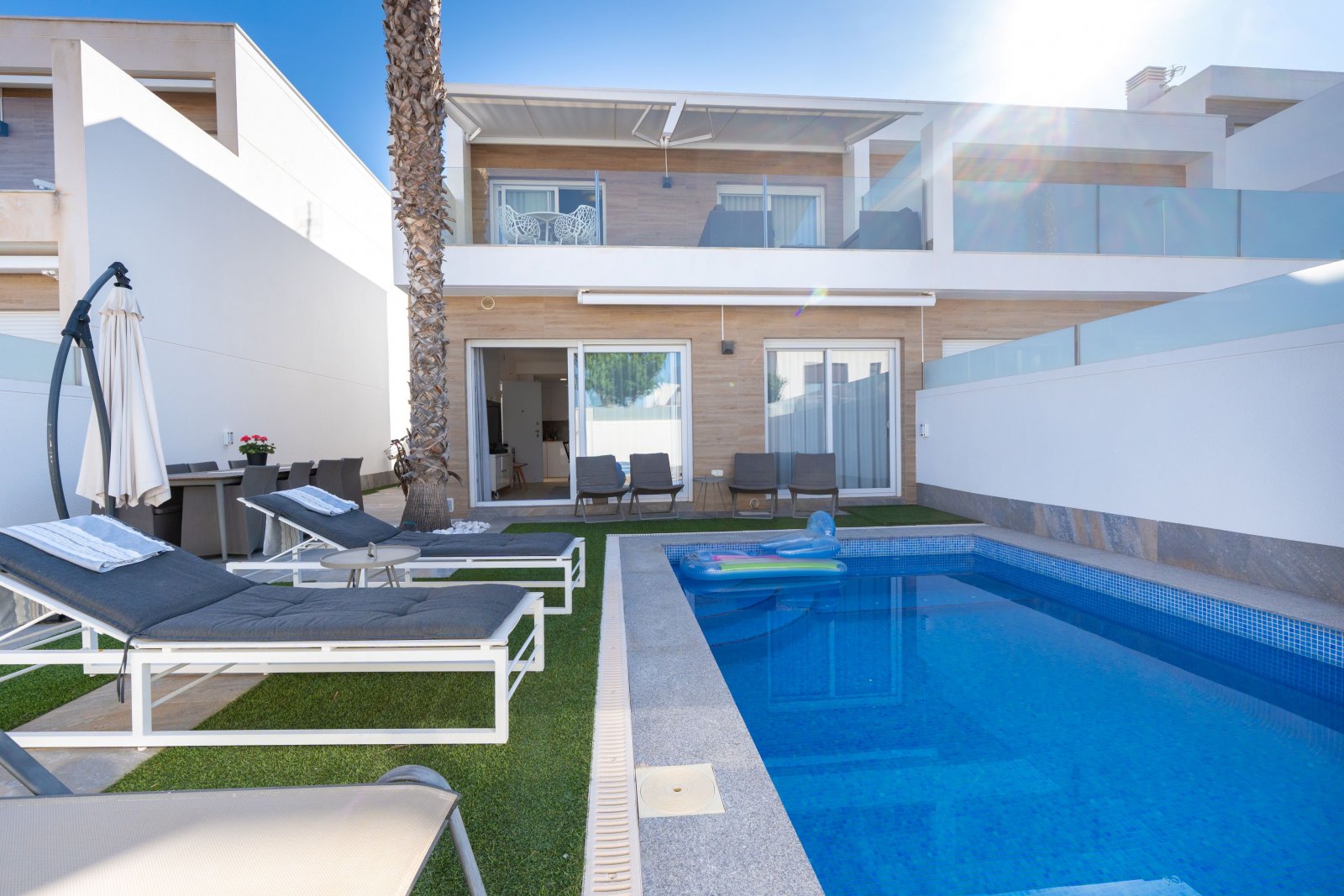 Dieses freistehende Chalet befindet sich in der charmanten Gemeinde San Pedro del Pinatar und bietet eine einzigartige Gelegenheit, das Leben an der