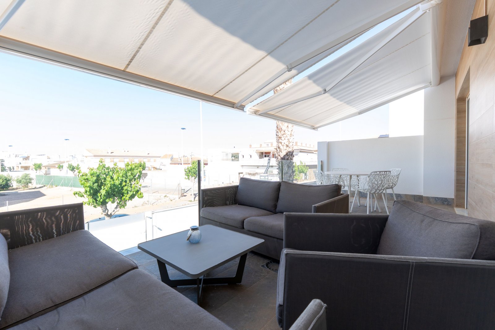 Dieses freistehende Chalet befindet sich in der charmanten Gemeinde San Pedro del Pinatar und bietet eine einzigartige Gelegenheit, das Leben an der