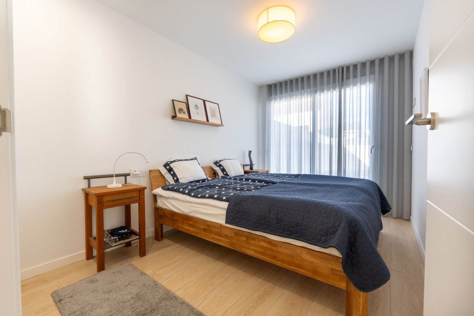 Dieses freistehende Chalet befindet sich in der charmanten Gemeinde San Pedro del Pinatar und bietet eine einzigartige Gelegenheit, das Leben an der