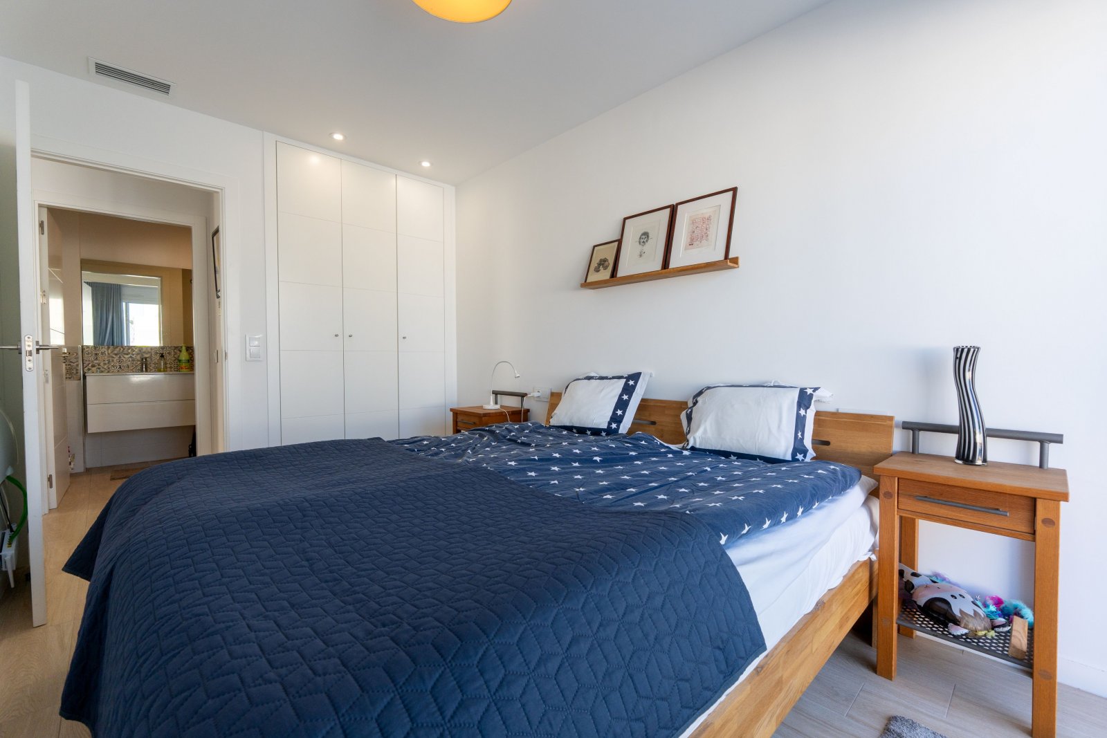 Dieses freistehende Chalet befindet sich in der charmanten Gemeinde San Pedro del Pinatar und bietet eine einzigartige Gelegenheit, das Leben an der
