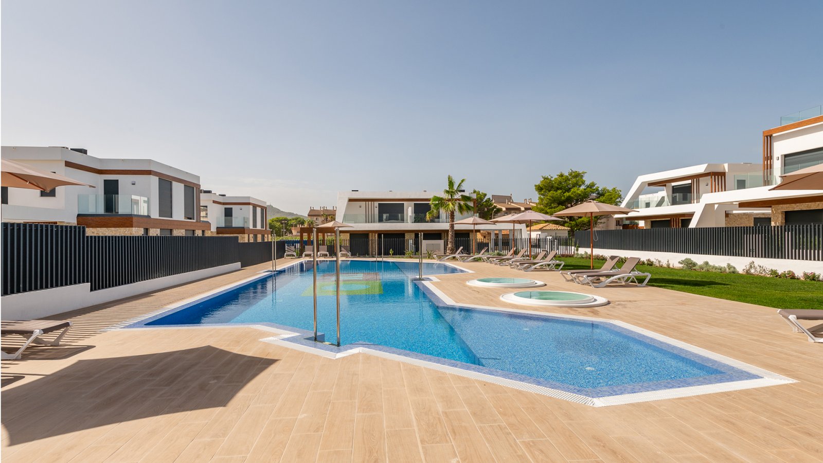 Luz de Cala Ratjada by TM ist ein luxuriöses Wohnprojekt im östlichsten Teil der Insel Mallorca, in der Gemeinde Cala Rajtada und in einer einzigarti