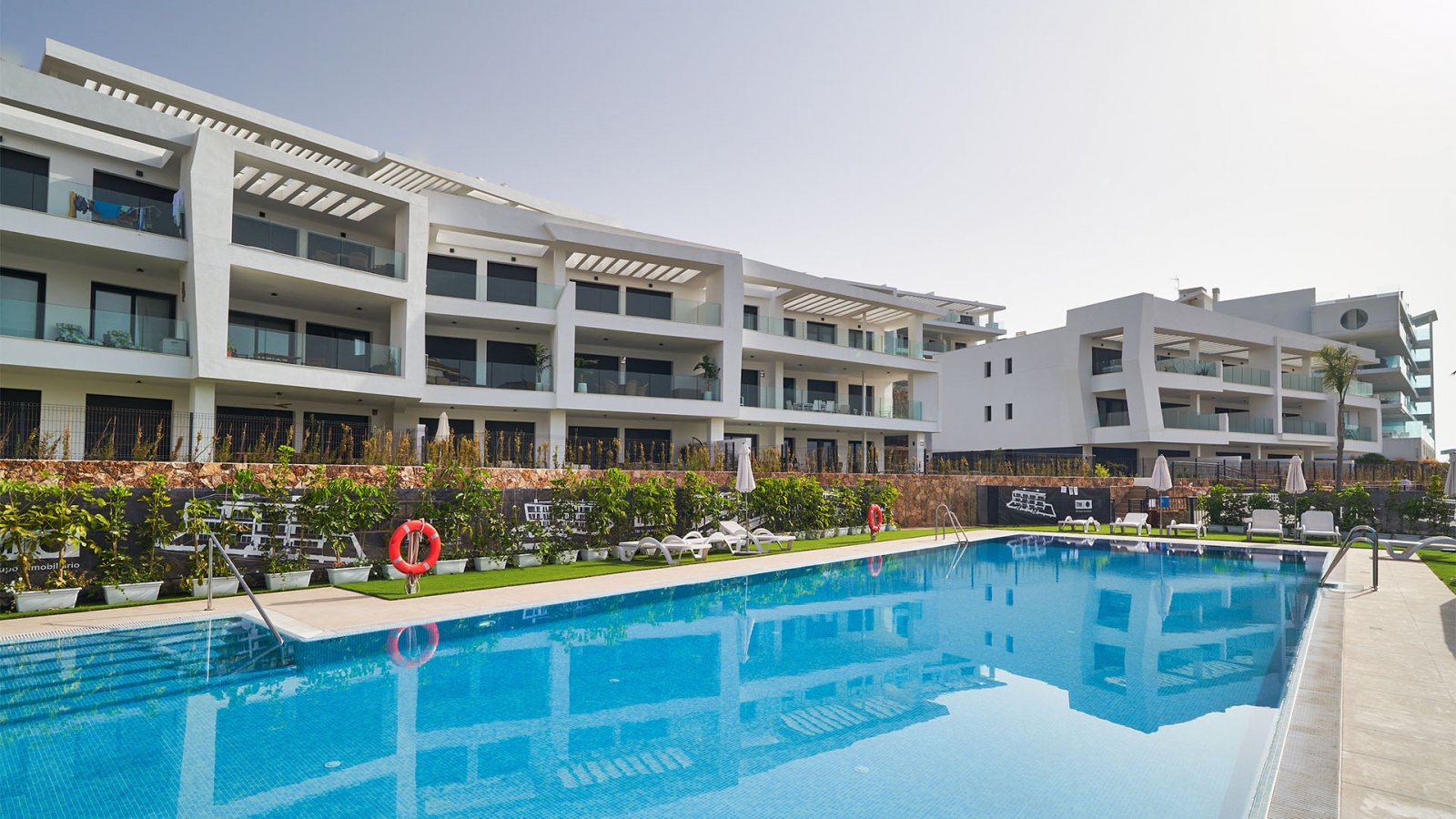  Higuerón Bay Residences by TM befindet sich in der privilegierten Gegend von El Higuerón in Fuengirola. Die Lage ist ausgezeichnet: Von der Anlage si