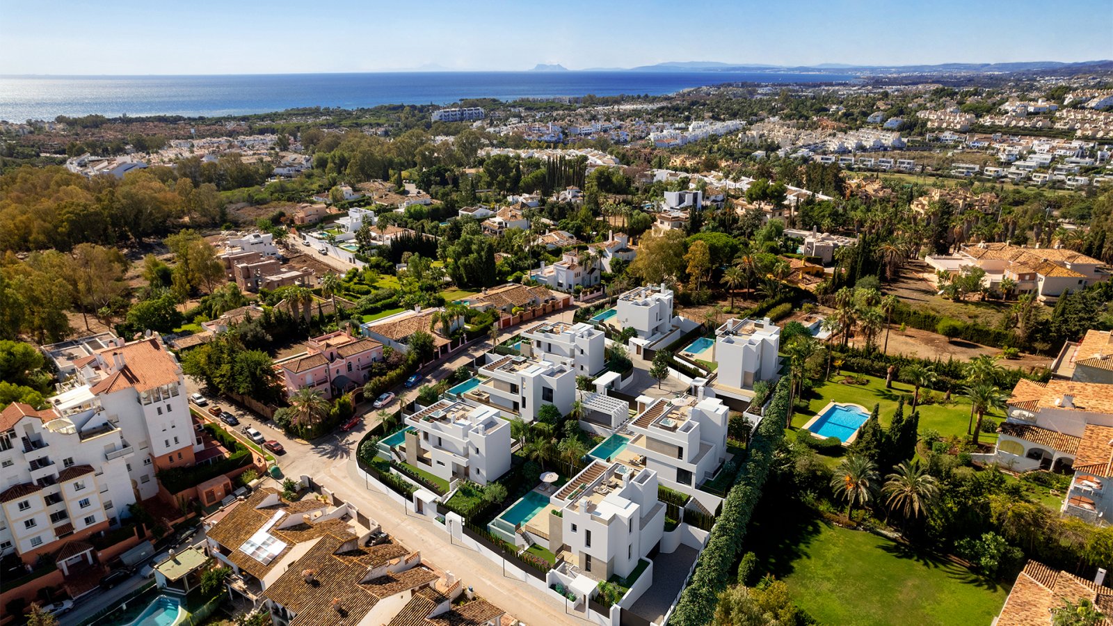 Seven Diamonds by TM befindet sich in bevorzugter Lage im Herzen des Goldenen Dreiecks der Costa del Sol, im Stadtteil Atalaya von Estepona, nur 10 M