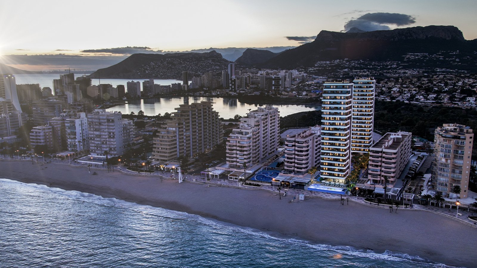 Azure Icons by TM befindet sich in erster Linie des La Fossa-Strandes in Calpe, mit zwei Fußgängerzugängen, einem über die Avenida Juan Carlos I und