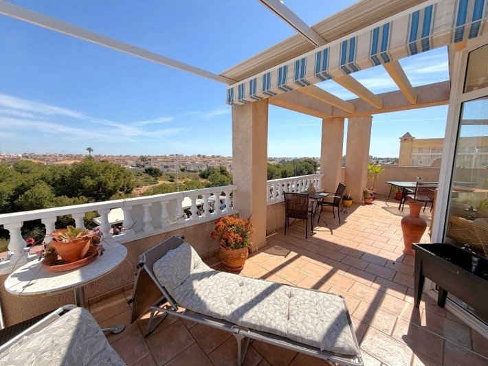 Duplex penthouse located in the prestigious gated complex of Miraflores.

A nice entrance hall distributes into 2 double