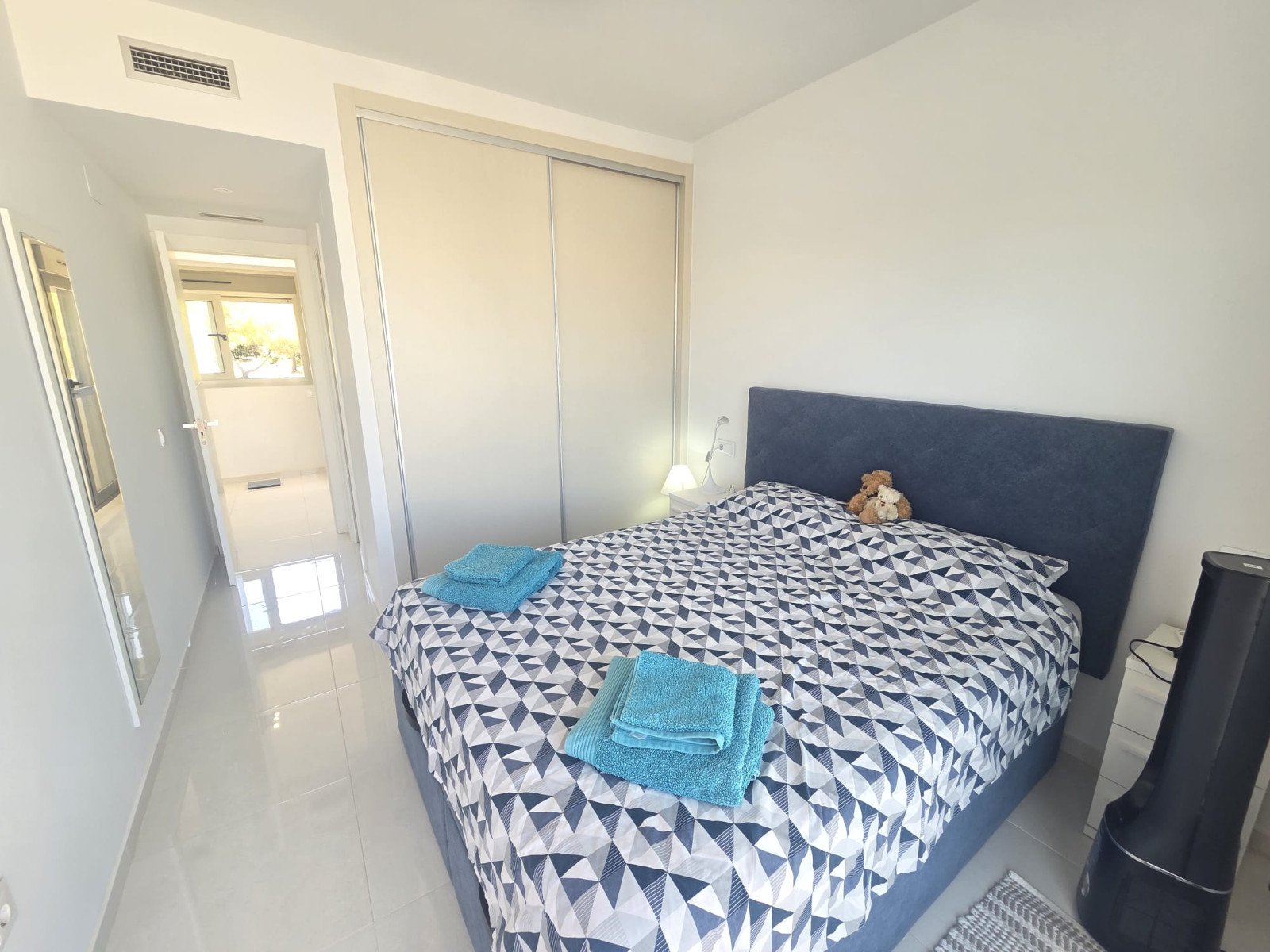  Exklusive, bezugsfertige, moderne und stilvolle, freistehende Luxusvilla mit 3 Schlafzimmern und 3 Bädern en suite. Voll möbliert in ruhiger Lage in 