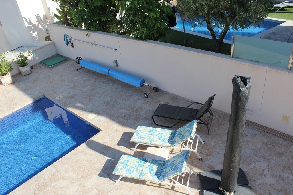  Exklusive, bezugsfertige, moderne und stilvolle, freistehende Luxusvilla mit 3 Schlafzimmern und 3 Bädern en suite. Voll möbliert in ruhiger Lage in 