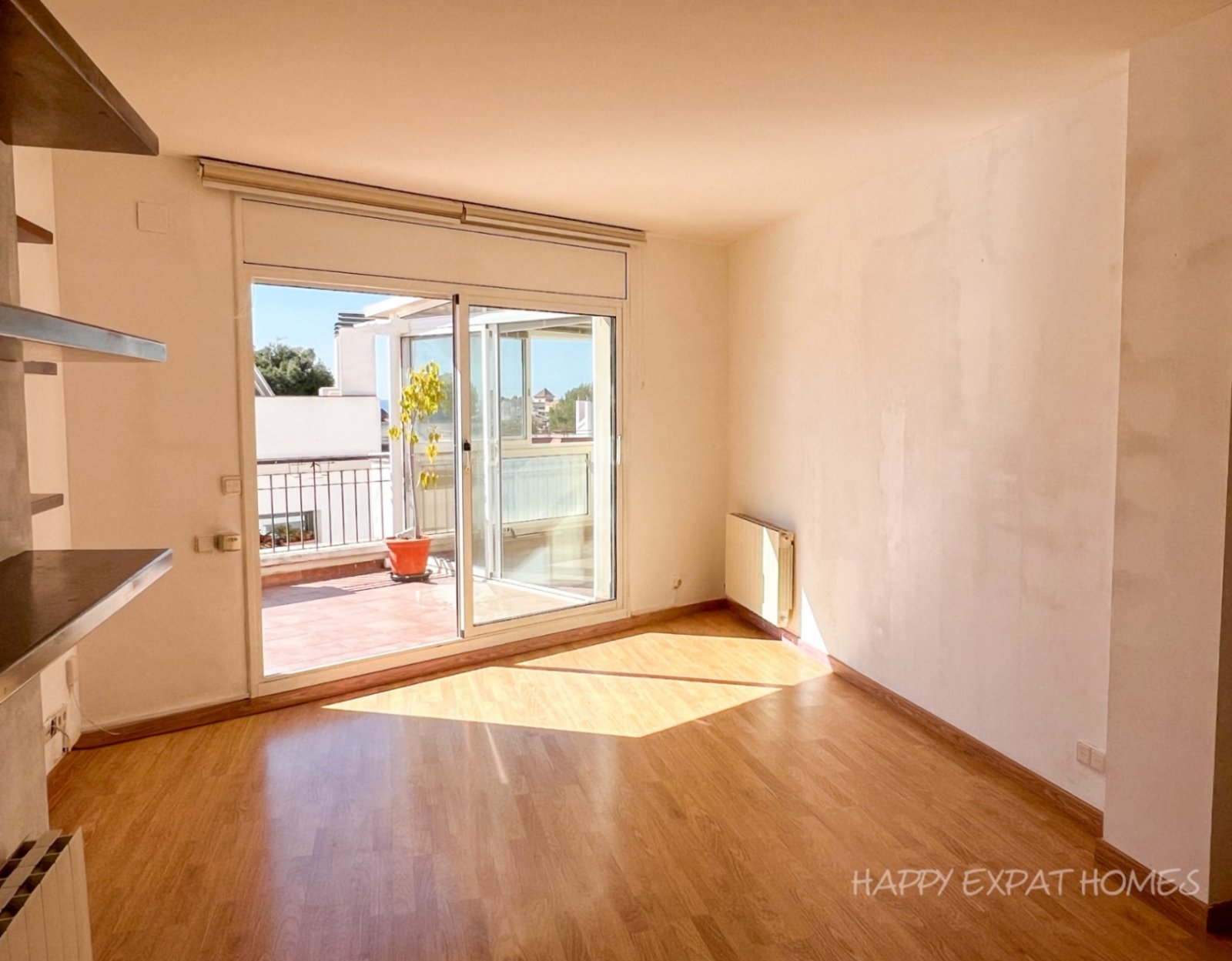Helle 2-Zimmer-Wohnung mit großer Terrasse
Diese charmante und sonnige Wohnung befindet sich nur 2 Gehminuten vom Bahnhof und der Innenstadt entfernt,