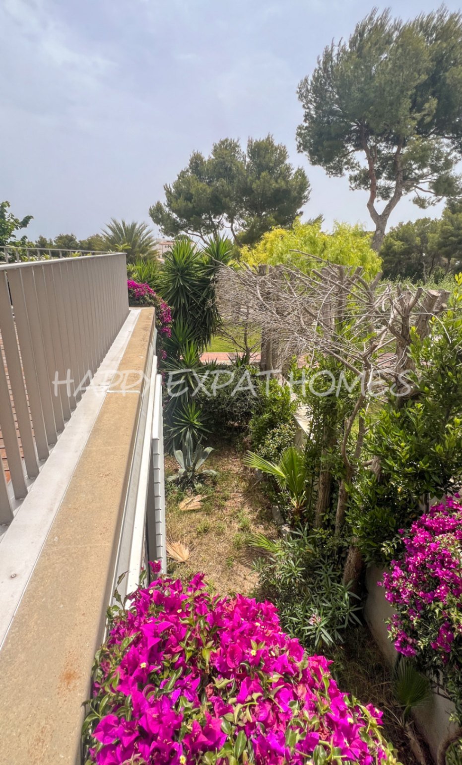 Wir lieben die Urbanisierung Casas del Mar, und dieses Duplex mit fünf Schlafzimmern und seiner wunderbaren Terrasse wird Ihr Herz stehlen.
Von der ge
