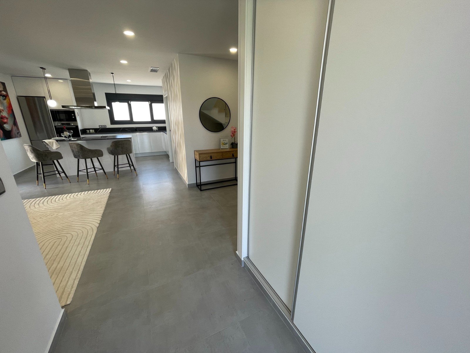In der charmanten Stadt Torrevieja gelegen, bietet dieses exklusive Immobilienangebot zwei unabhängige Häuser, die durch ihr modernes und funktionale