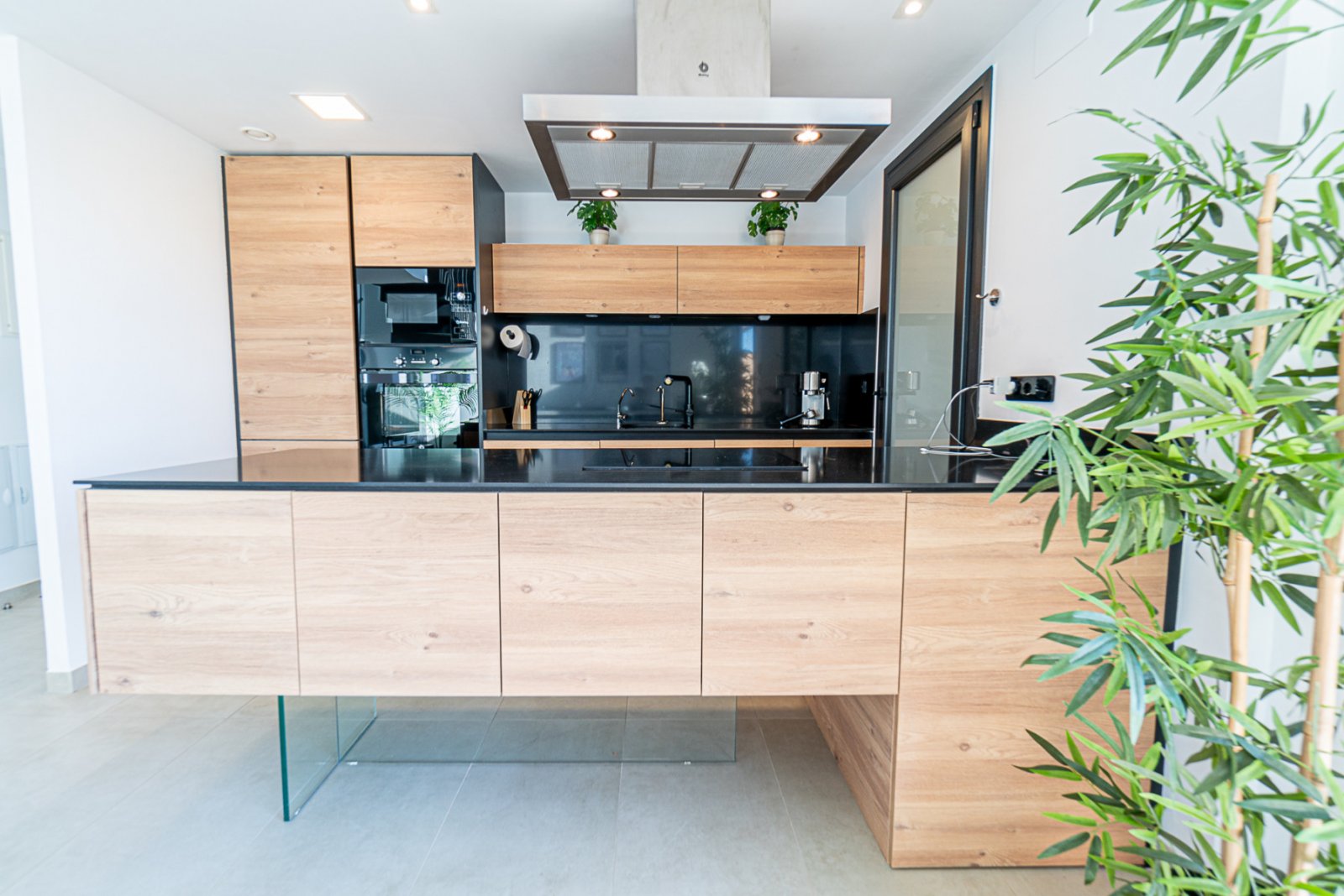 Dieses außergewöhnliche Duplex-Penthouse im exklusiven Muna Spa & Resort in Los Dolses bietet eine seltene Kombination aus Luxus, Großzügigkeit u