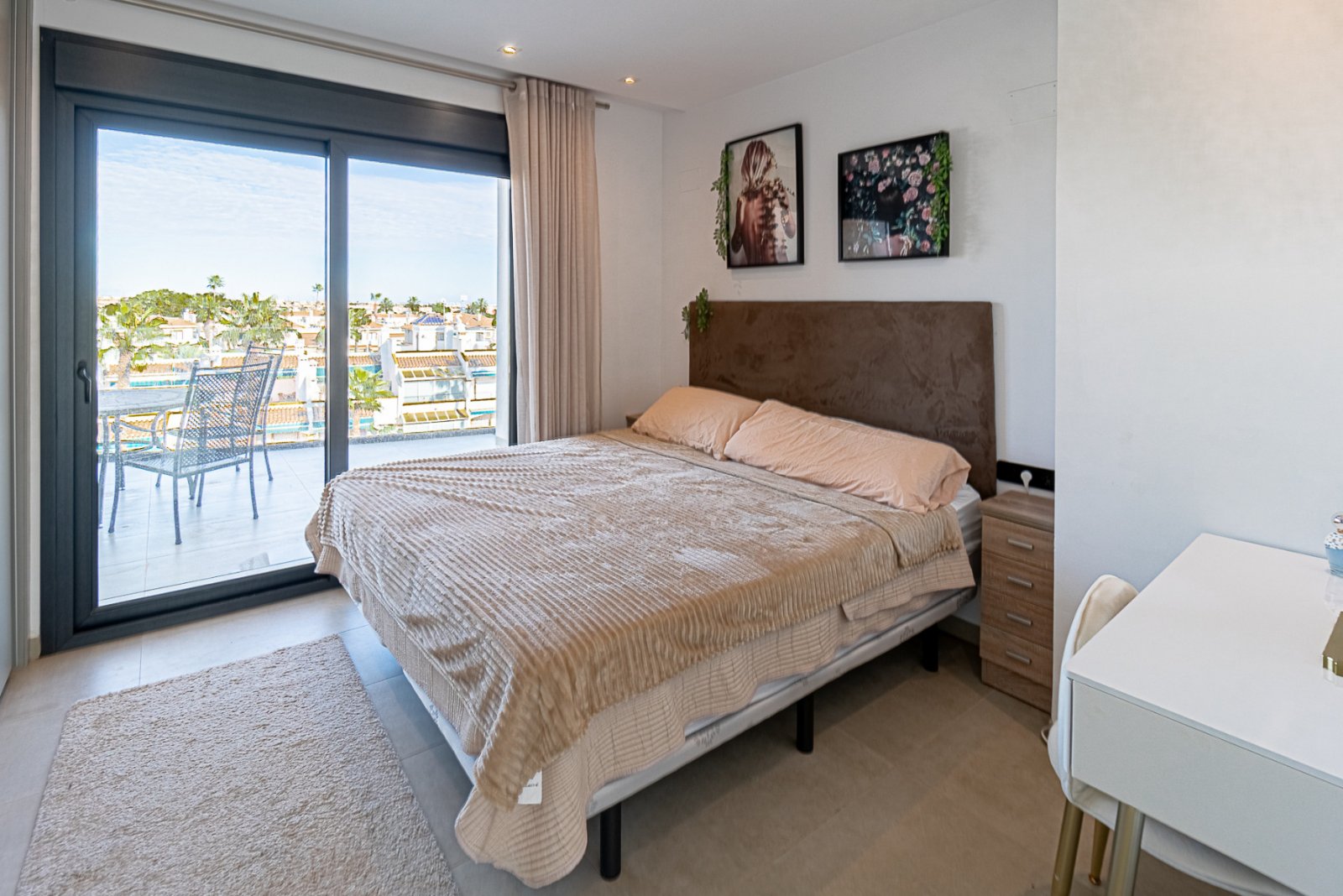 Dieses außergewöhnliche Duplex-Penthouse im exklusiven Muna Spa & Resort in Los Dolses bietet eine seltene Kombination aus Luxus, Großzügigkeit u