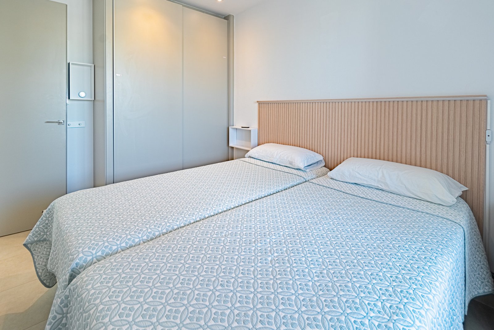 Dieses außergewöhnliche Duplex-Penthouse im exklusiven Muna Spa & Resort in Los Dolses bietet eine seltene Kombination aus Luxus, Großzügigkeit u