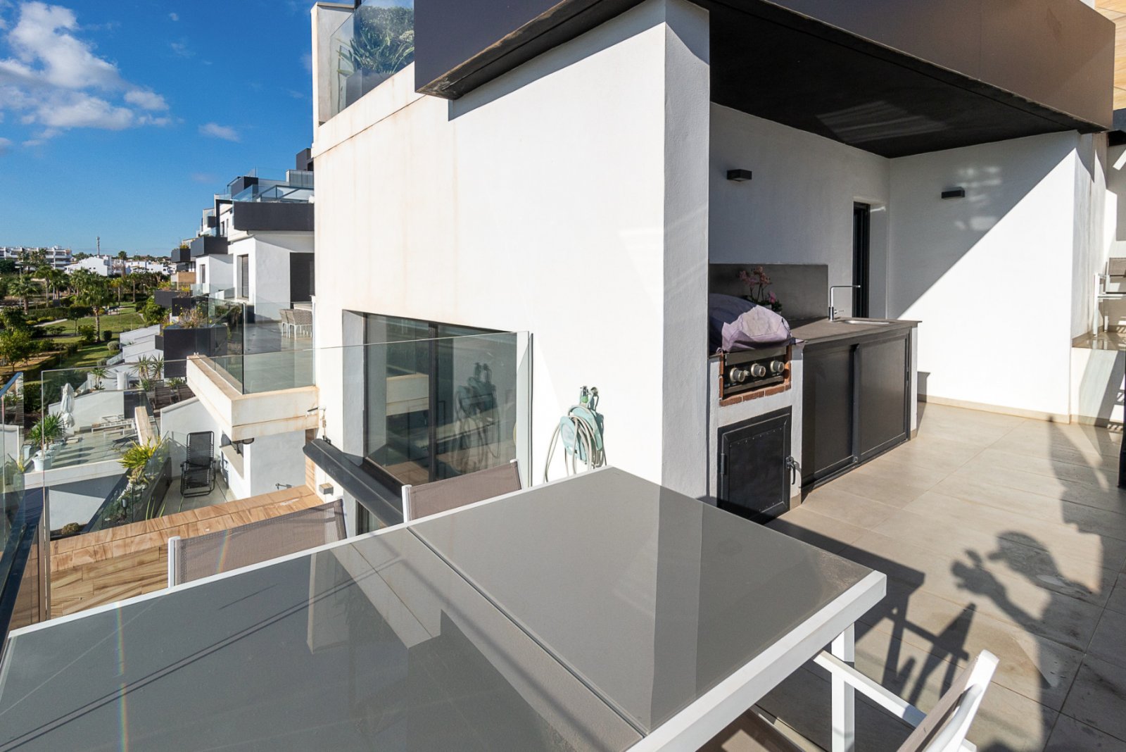 Dieses außergewöhnliche Duplex-Penthouse im exklusiven Muna Spa & Resort in Los Dolses bietet eine seltene Kombination aus Luxus, Großzügigkeit u