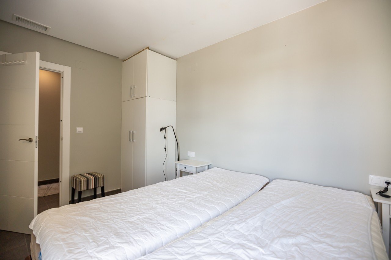 Erleben Sie luxuriöses Leben an der Küste in diesem atemberaubenden Penthouse-Wohnung zum Verkauf in der begehrten Gegend von Villamartin. Eigentlich
