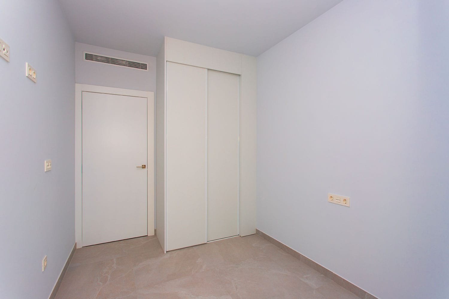  Neubauwohnung in Torrevieja zu verkaufen. Die Wohnung im dritten Stock bietet 2 geräumige Schlafzimmer, 2 Badezimmer (eins davon Ensuite), einen offe