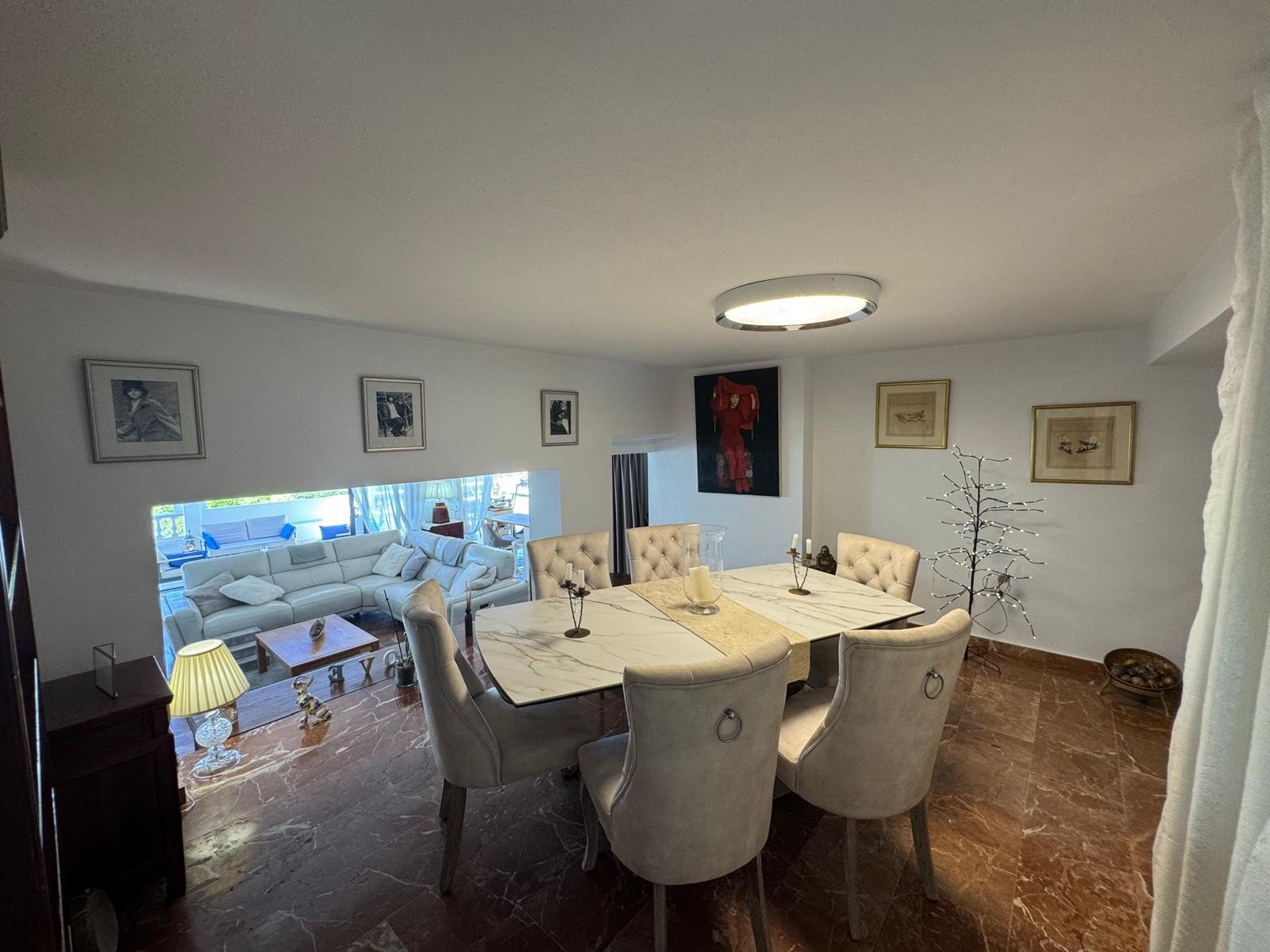   This beautifully maintained Claveles-style apartment is presented in immaculate condition and offers generous indoor and outdoor living spaces. Boas