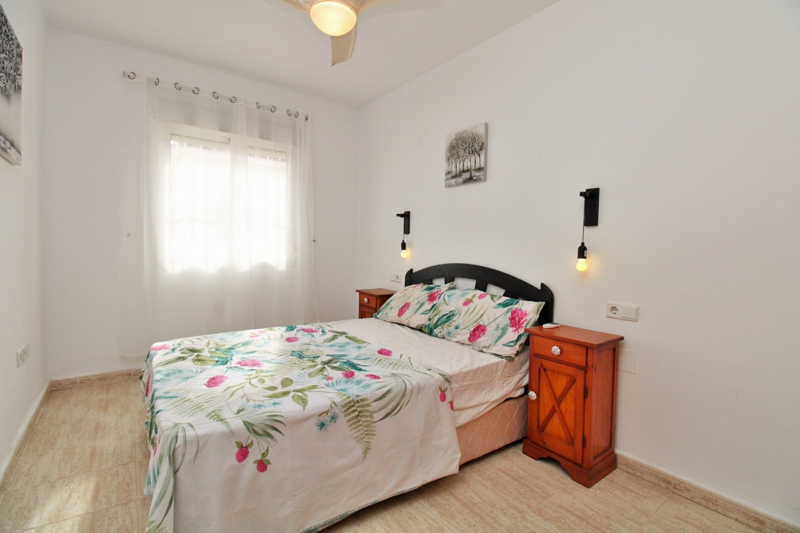 Diese gepflegte Erdgeschosswohnung mit 2 Schlafzimmern und Südausrichtung befindet sich in der beliebten Wohnanlage Florida Golf in Villamartin und b