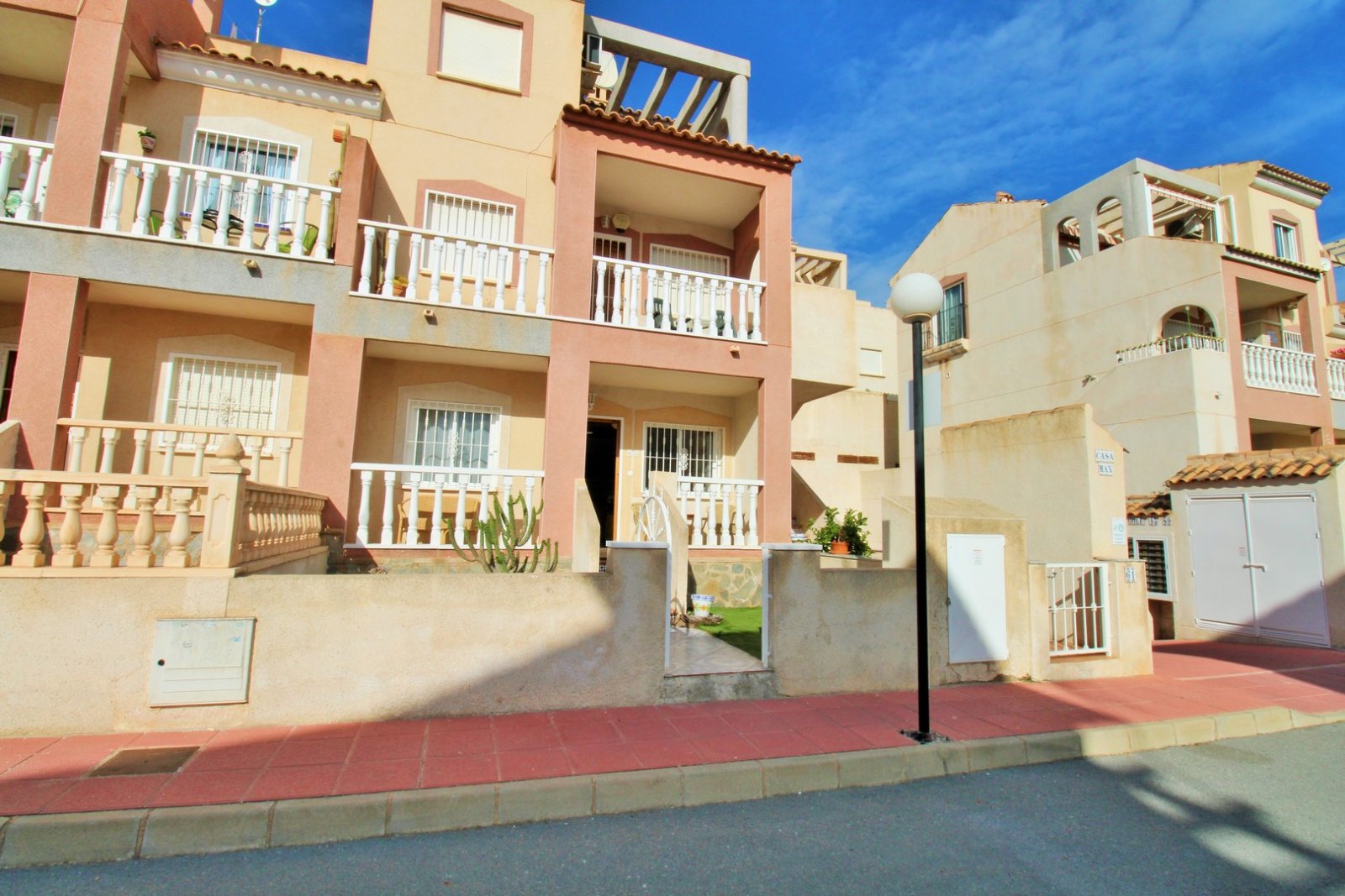 Diese gepflegte Erdgeschosswohnung mit 2 Schlafzimmern und Südausrichtung befindet sich in der beliebten Wohnanlage Florida Golf in Villamartin und b