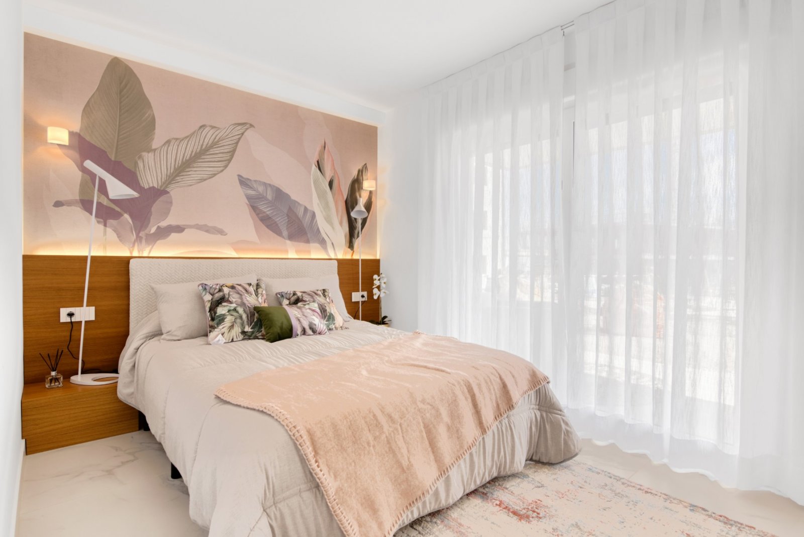 Experience luxury living with exclusive views of the sea and beach in Punta Prima, Torrevieja. This development offers 2- and 3-bedroom apartments,