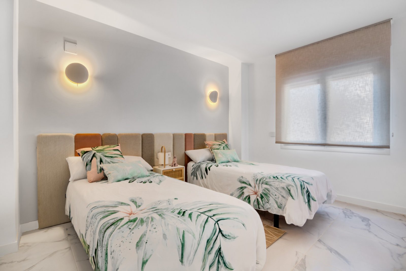 Experience luxury living with exclusive views of the sea and beach in Punta Prima, Torrevieja. This development offers 2- and 3-bedroom apartments,