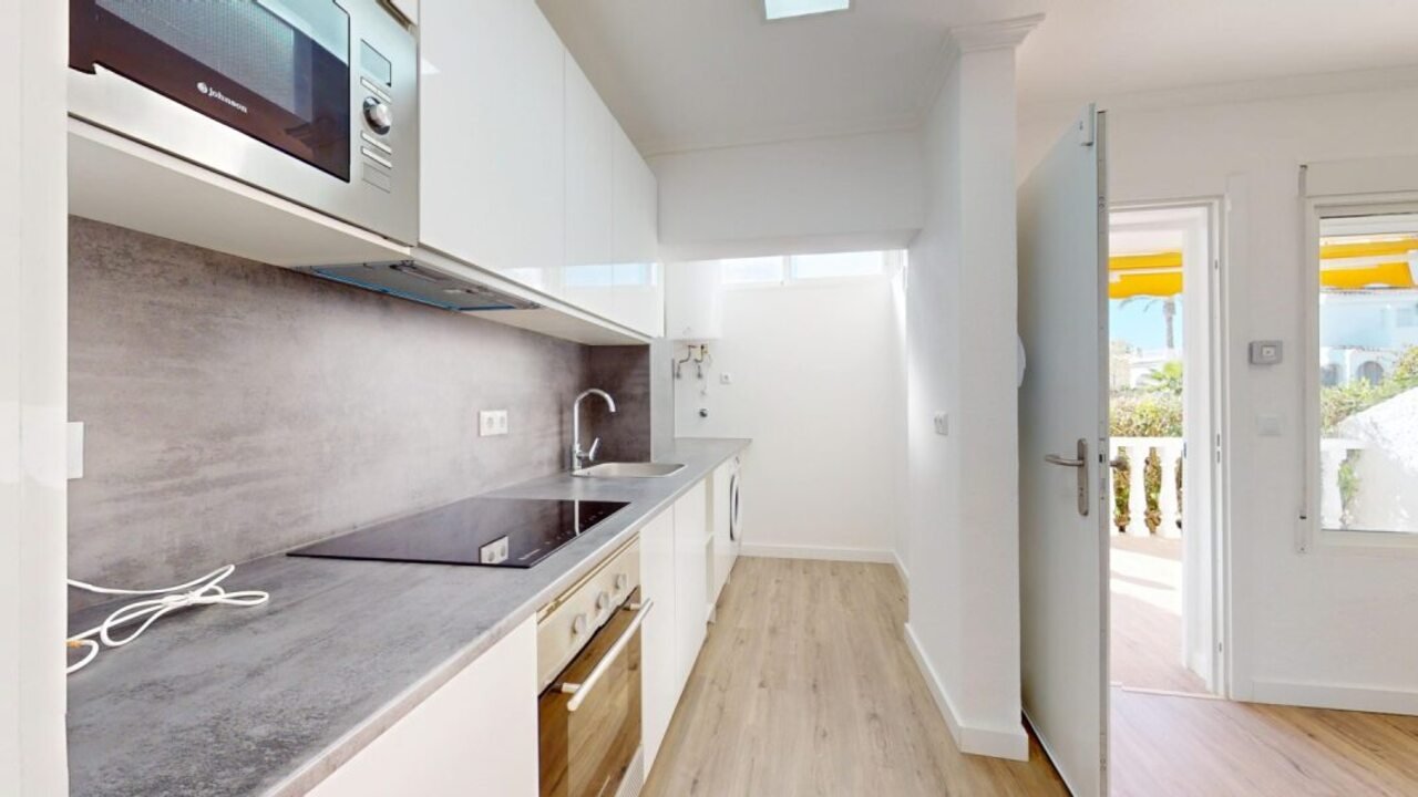 Prime Located Ground-Floor Bungalow in VillamartínTop draw renovated bungalow located in the heart of Villamartín, Orihuela Costa. Just fully refurb