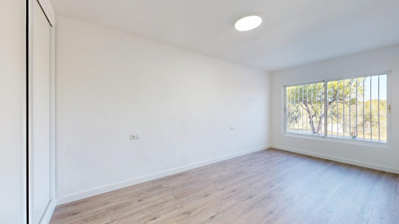 Prime Located Ground-Floor Bungalow in VillamartínTop draw renovated bungalow located in the heart of Villamartín, Orihuela Costa. Just fully refurb