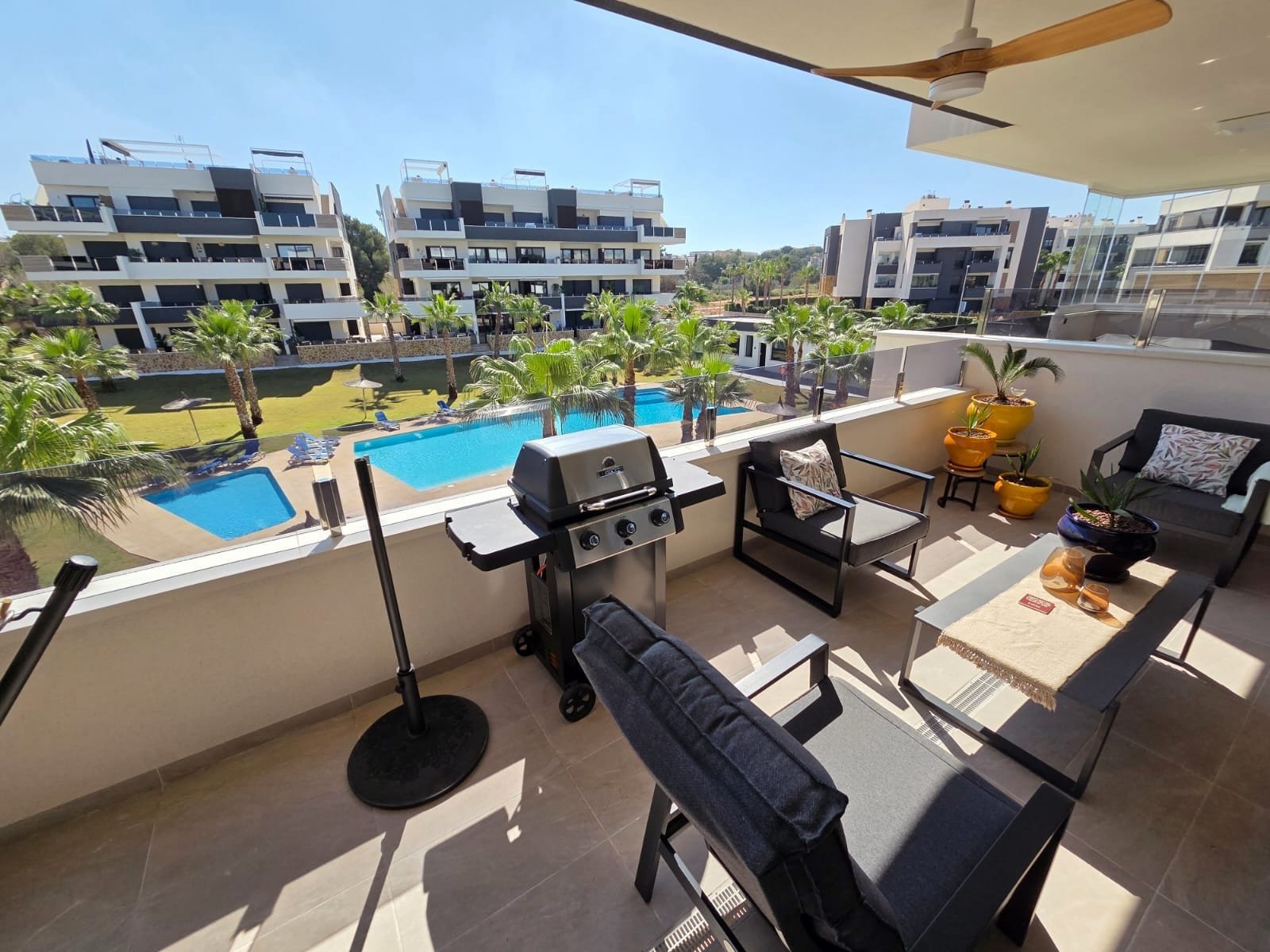 Luxuriöse Wohnung zum Verkauf im Resort Amanecer, im begehrten Viertel Los Altos an der Orihuela Costa. Die 2024 fertiggestellte, stilvolle