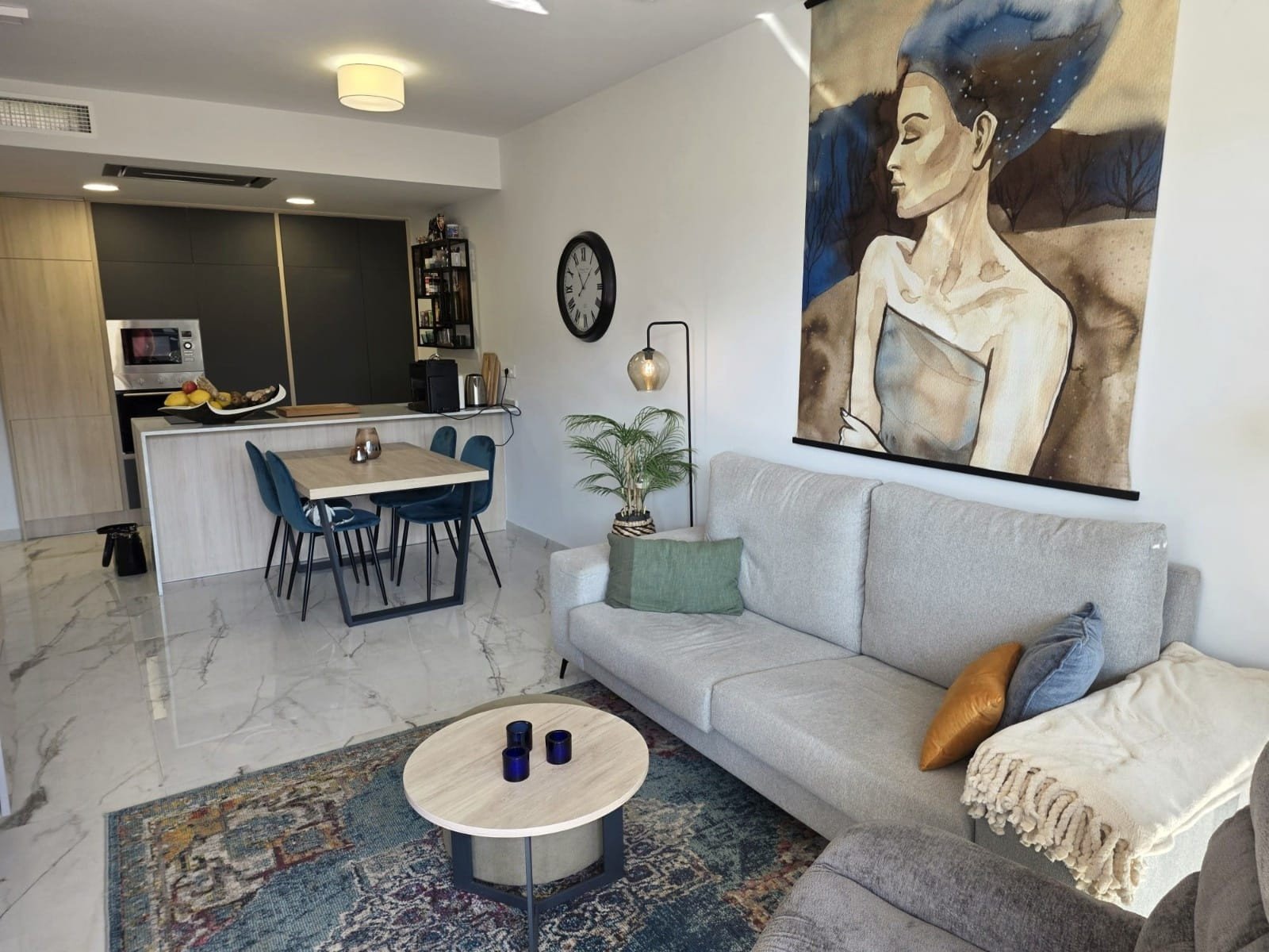 Luxuriöse Wohnung zum Verkauf im Resort Amanecer, im begehrten Viertel Los Altos an der Orihuela Costa. Die 2024 fertiggestellte, stilvolle