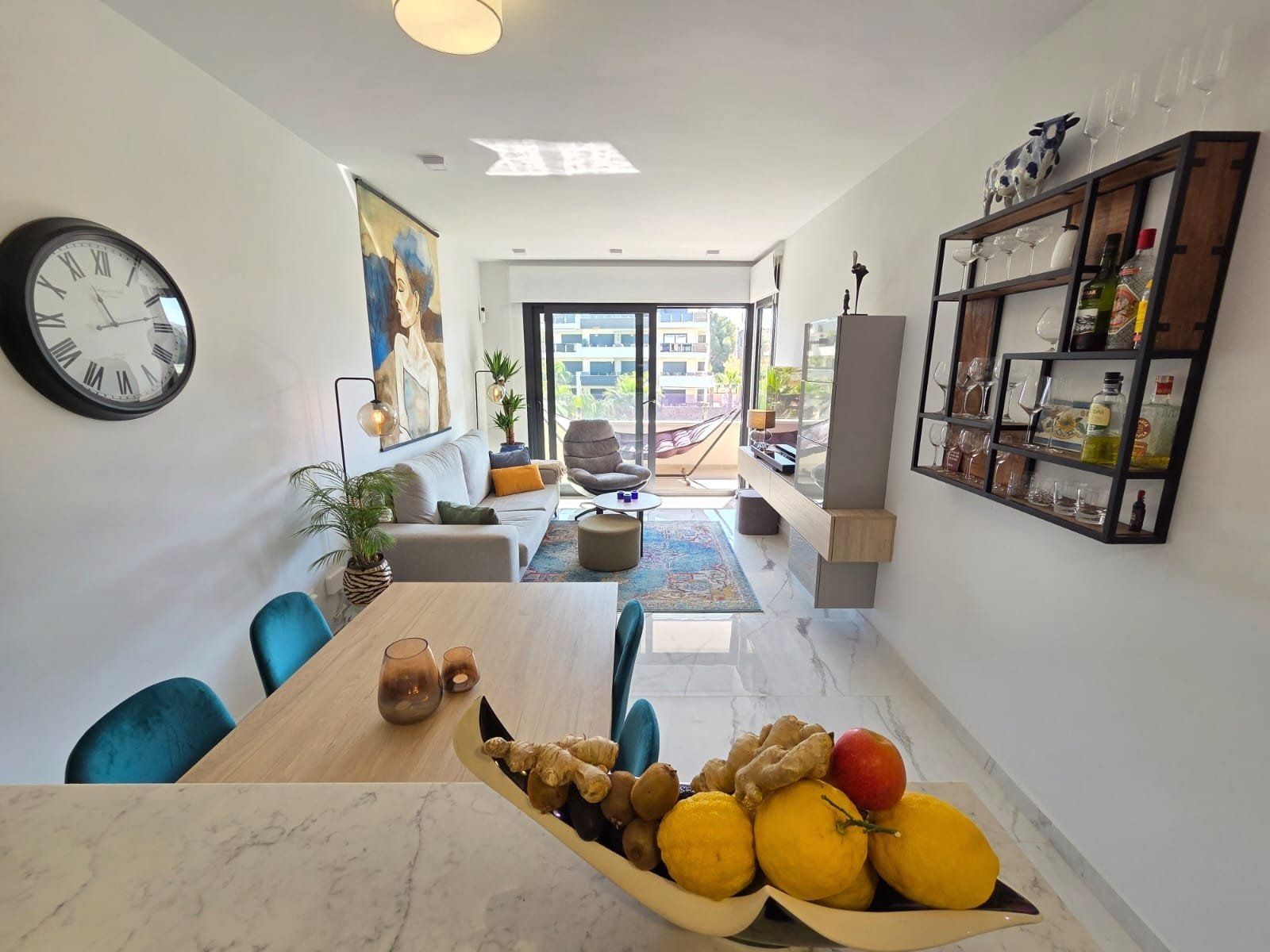 Luxuriöse Wohnung zum Verkauf im Resort Amanecer, im begehrten Viertel Los Altos an der Orihuela Costa. Die 2024 fertiggestellte, stilvolle