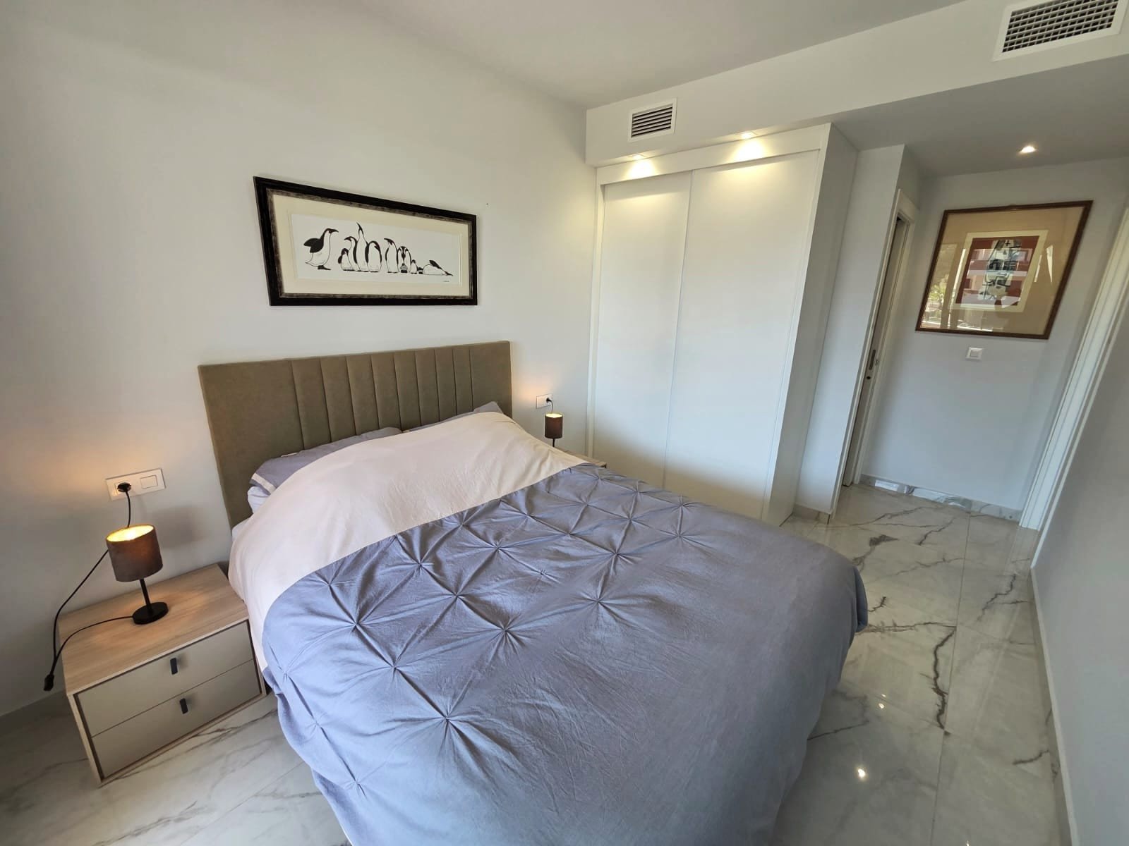 Luxuriöse Wohnung zum Verkauf im Resort Amanecer, im begehrten Viertel Los Altos an der Orihuela Costa. Die 2024 fertiggestellte, stilvolle