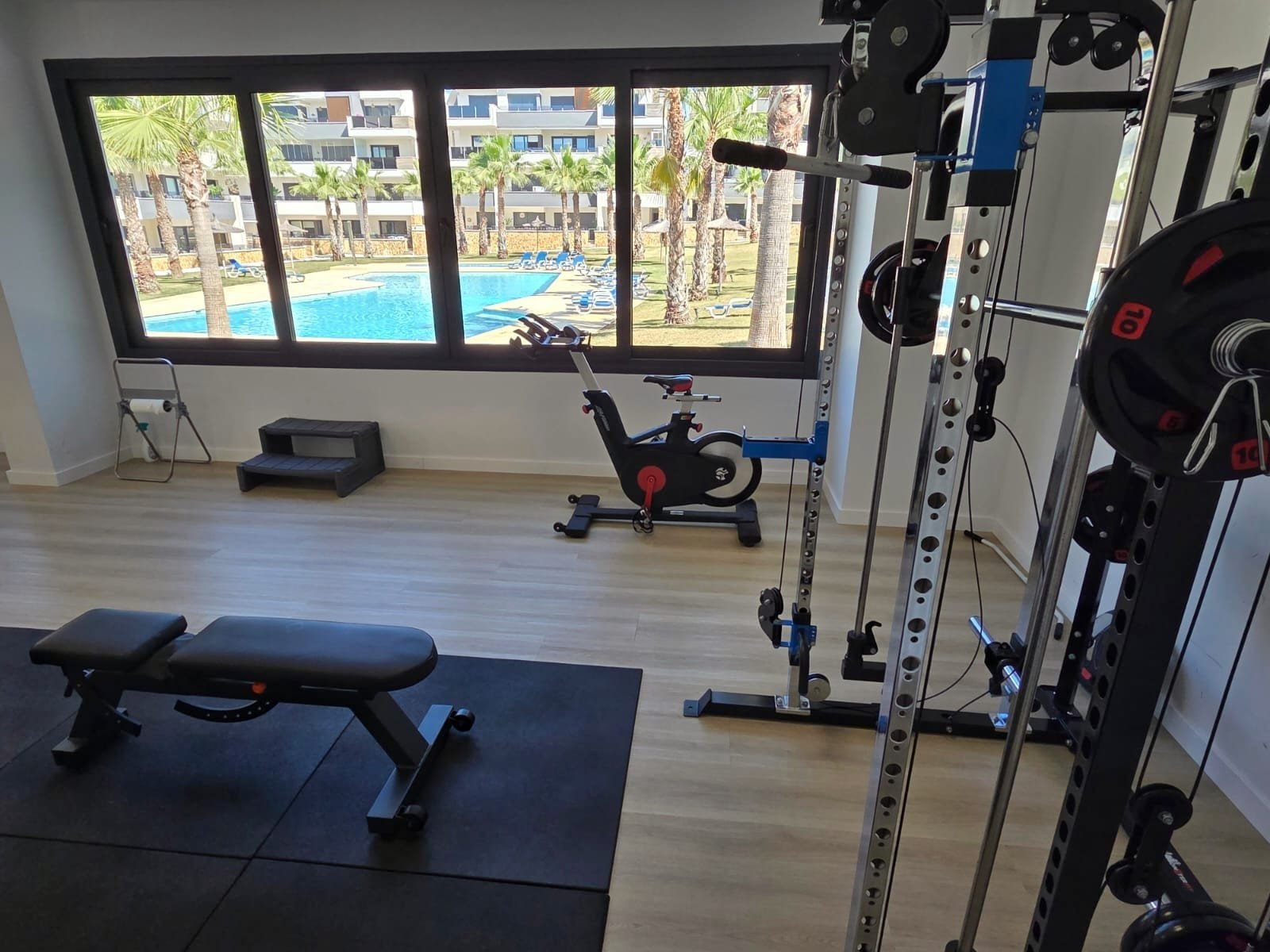 Luxuriöse Wohnung zum Verkauf im Resort Amanecer, im begehrten Viertel Los Altos an der Orihuela Costa. Die 2024 fertiggestellte, stilvolle