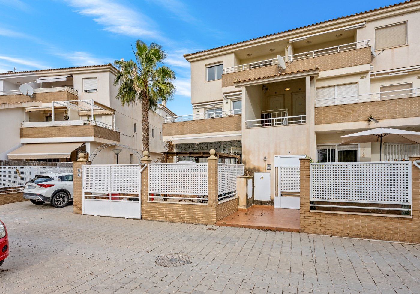 This beautifully maintained duplex apartment offers comfort, space, and pleasant natural light thanks to its south-facing location . The property fe
