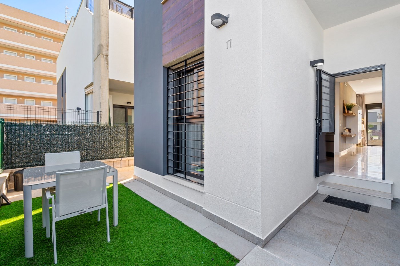 Ground floor apartment in El Raso, Guardamar del Segura
This beautiful south-facing ground-floor apartment is located in a modern residen